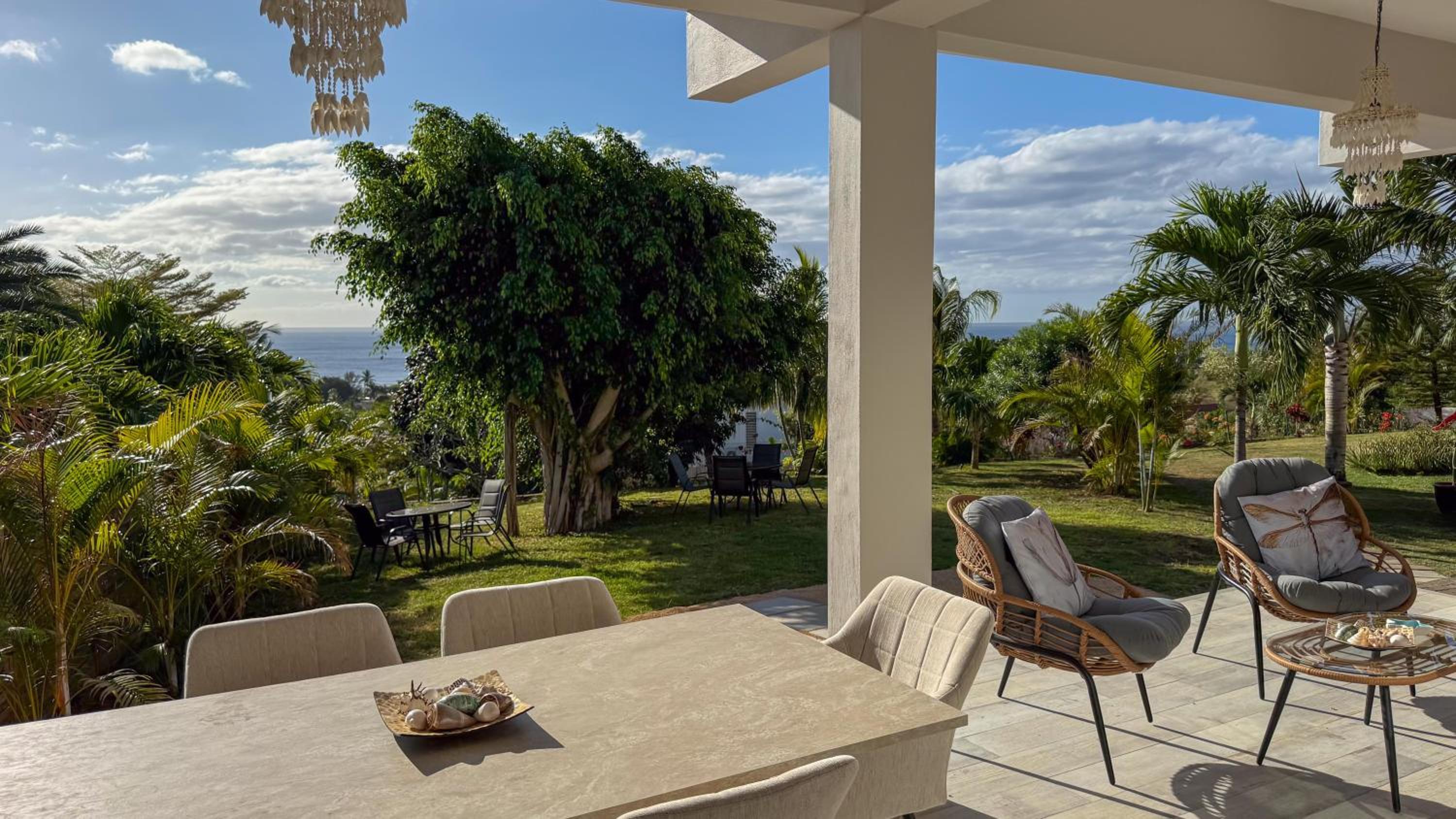 LAKAZ DEL VISTA - Luxurious new apartments with panoramic sea views, pool & garden retreat
