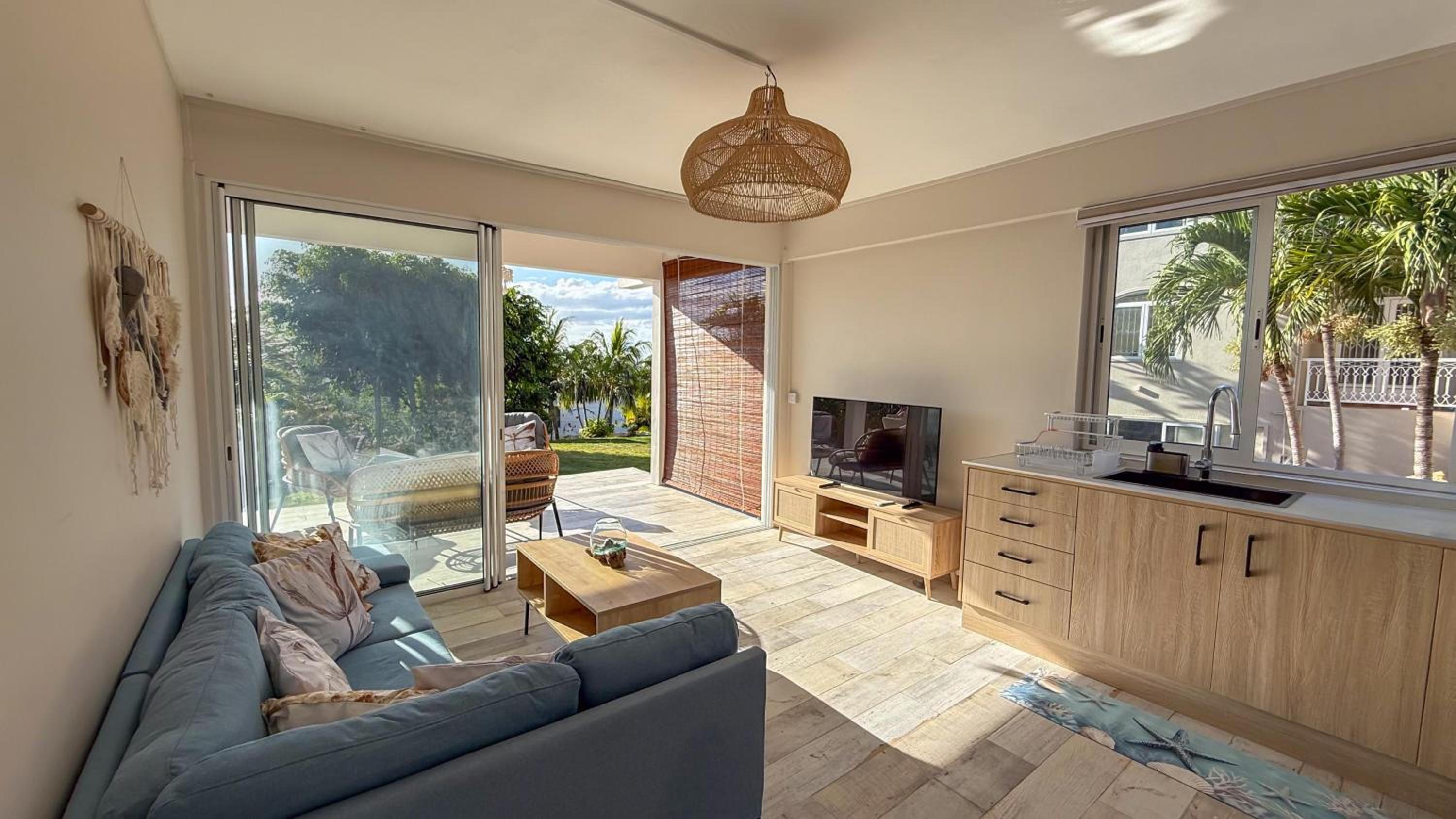 LAKAZ DEL VISTA - Luxurious new apartments with panoramic sea views, pool & garden retreat