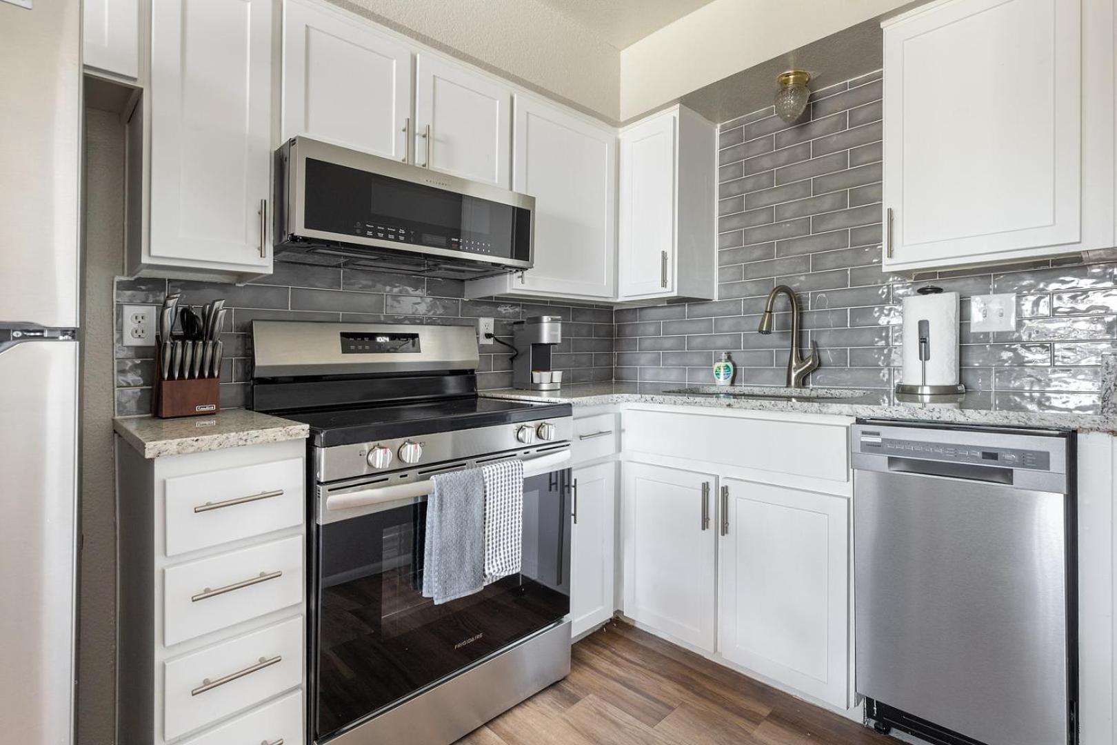 Landing Chic 1BD in Maryvale Village