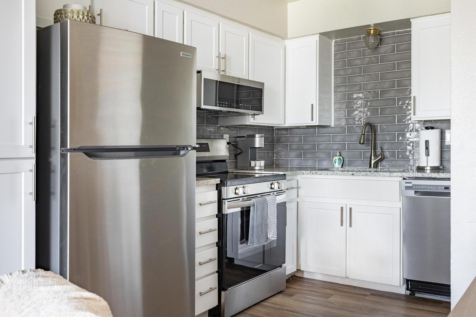 Landing Chic 1BD in Maryvale Village