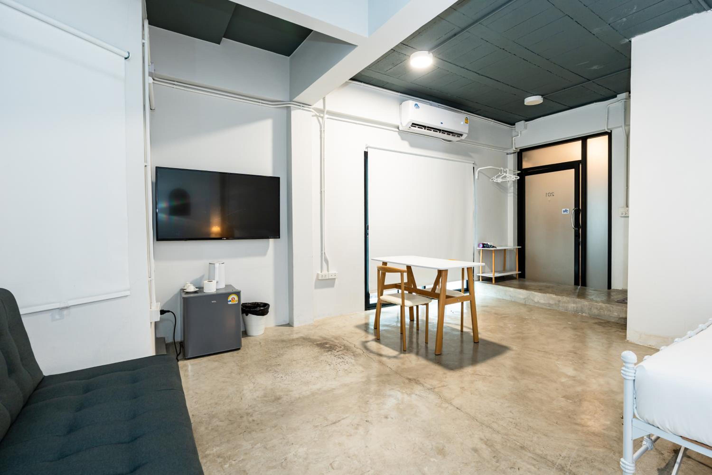 xxYellow Place Sukhumvit 2 - BTS Nana