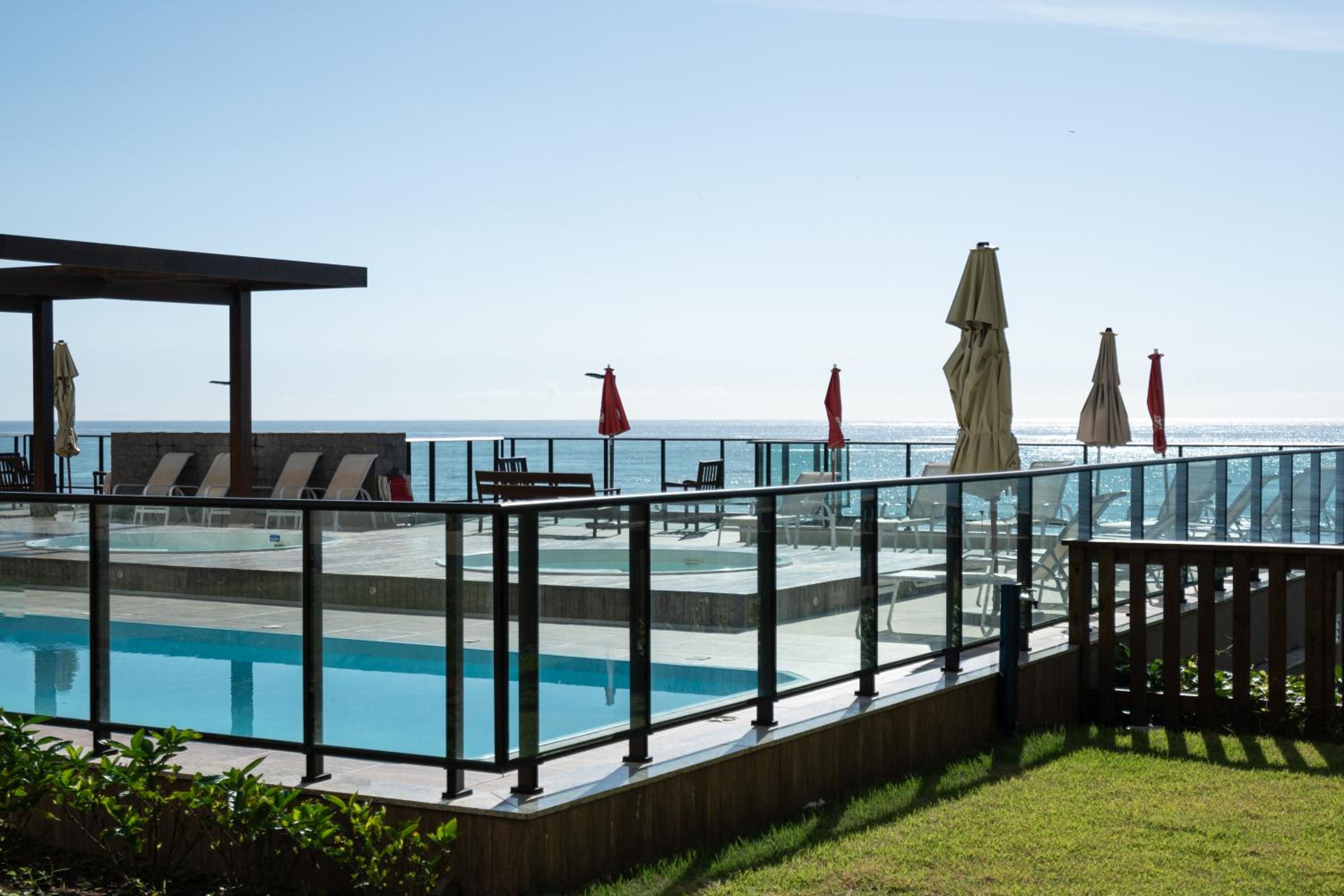 Apto em Condominio Frente Mar com Piscinas Spa Sala de Jogos Quadra de Futebol e Espaco Kids Ideal para Familias