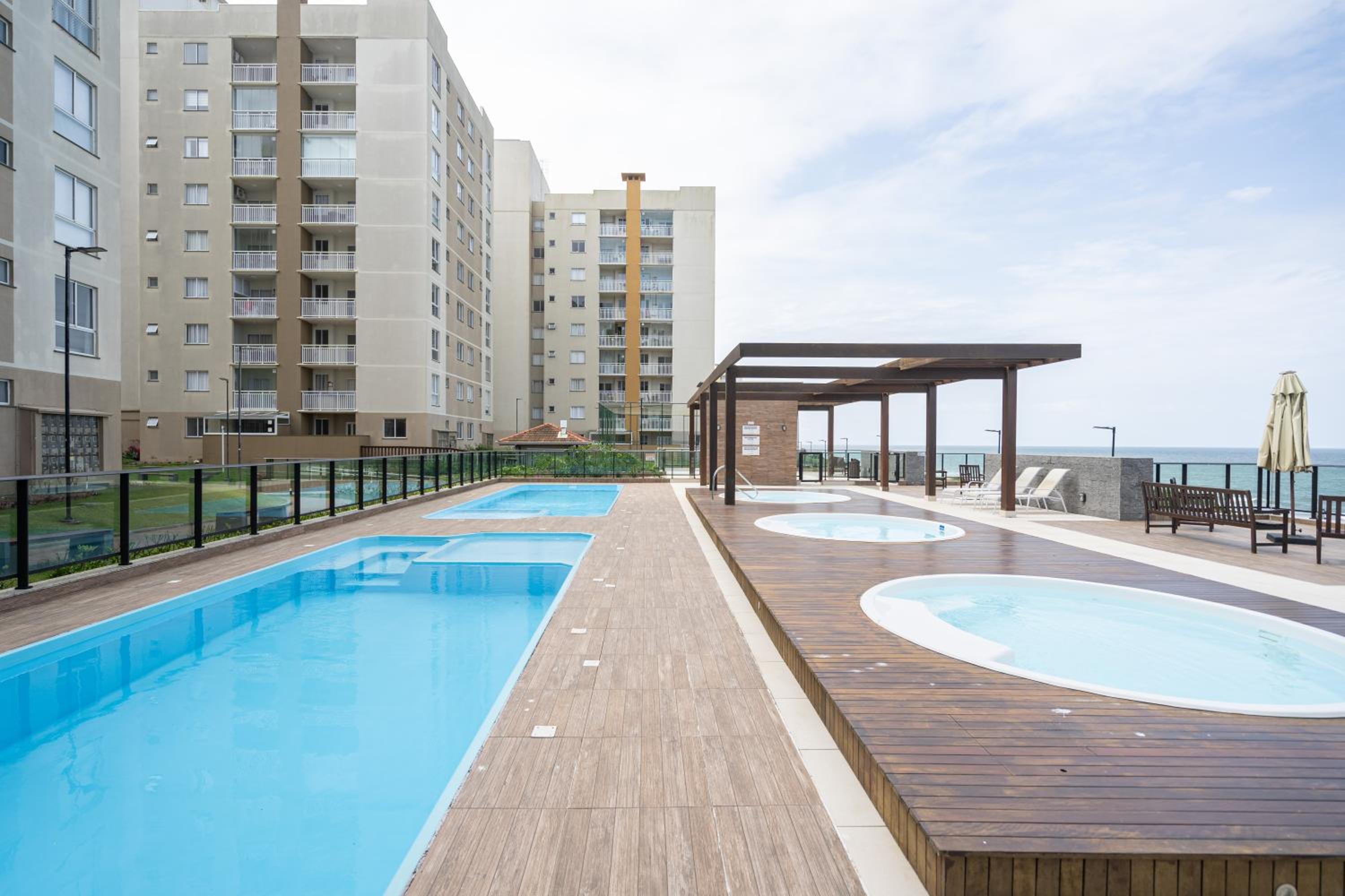 Apto em Condominio Frente Mar com Piscinas Spa Sala de Jogos Quadra de Futebol e Espaco Kids Ideal para Familias