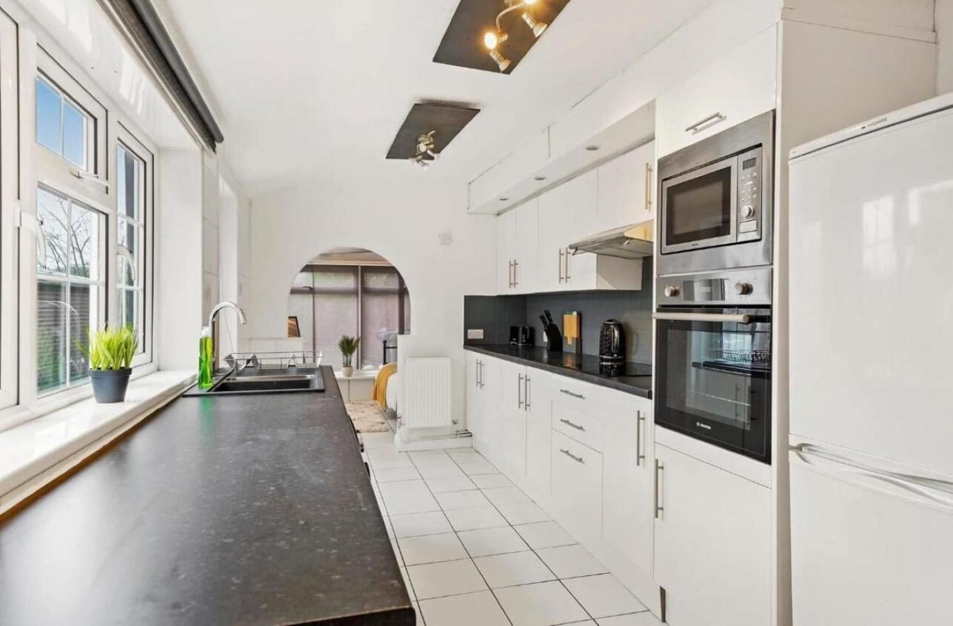 2-Bed Near Lincoln City Centre with Parking