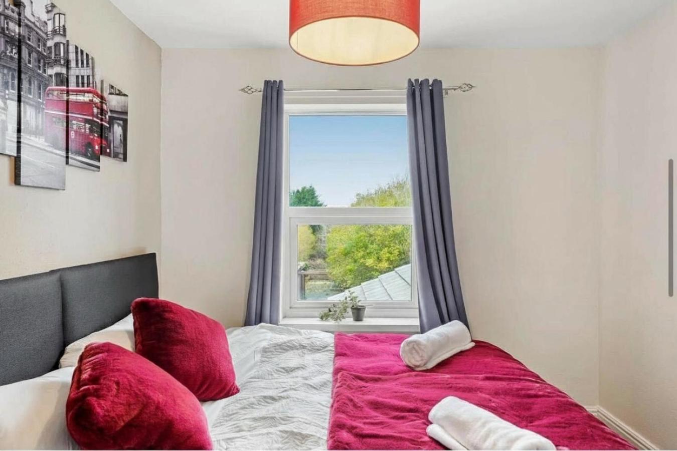 2-Bed Near Lincoln City Centre with Parking