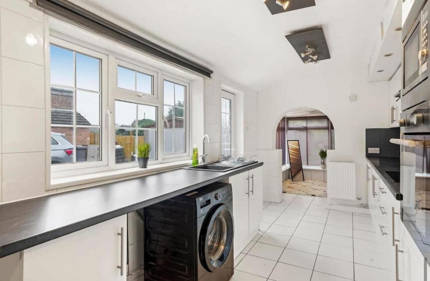 2-Bed Near Lincoln City Centre with Parking