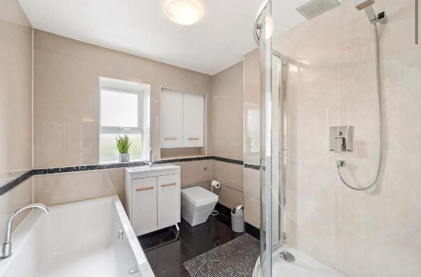 2-Bed Near Lincoln City Centre with Parking