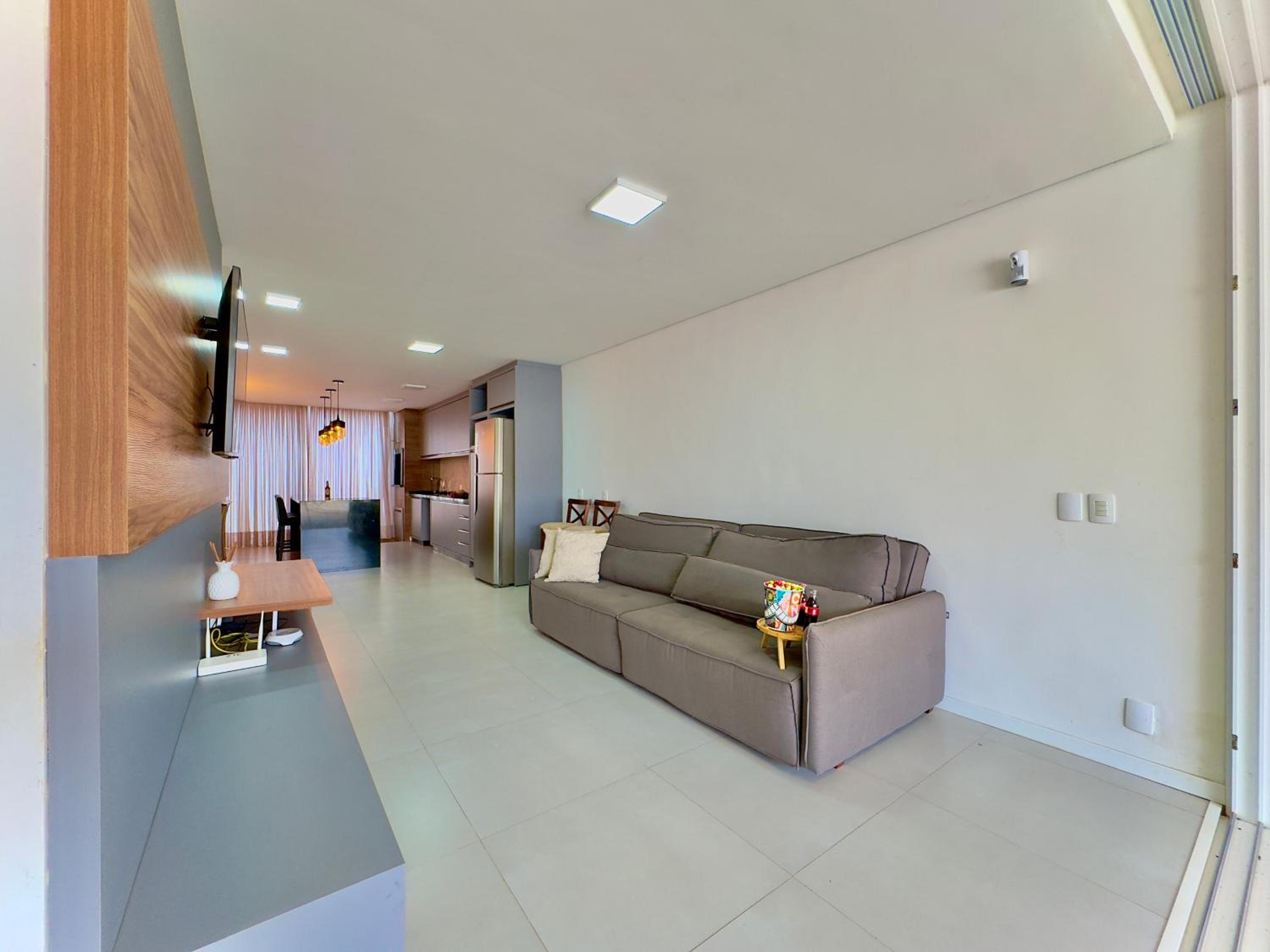 Casa Completa com Churrasqueira Wi-Fi e Garagem para 2 Carros a 400m da PRAIA Acomoda 8 Pessoas, 3 suites com Ar-Condicionado