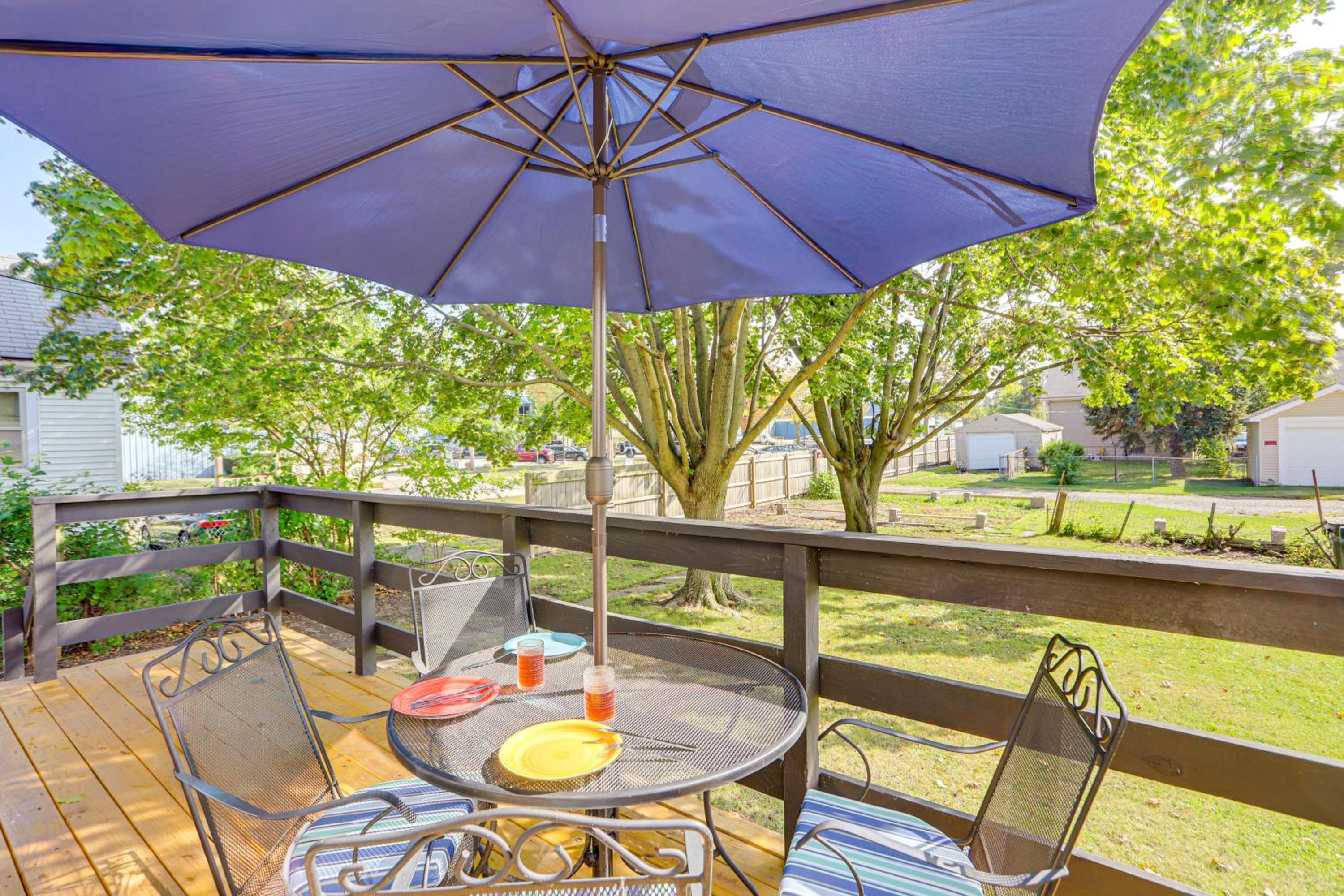 1 Mi to Cedar Point Family Getaway with Porch!