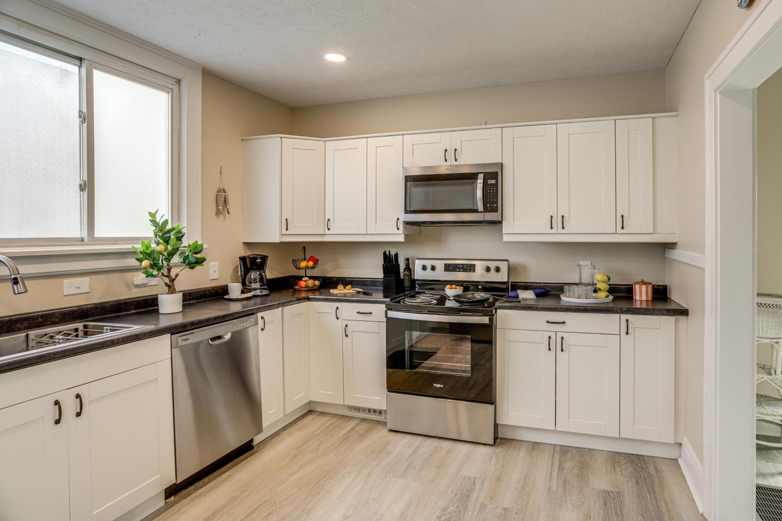1 Mi to Cedar Point Family Getaway with Porch!