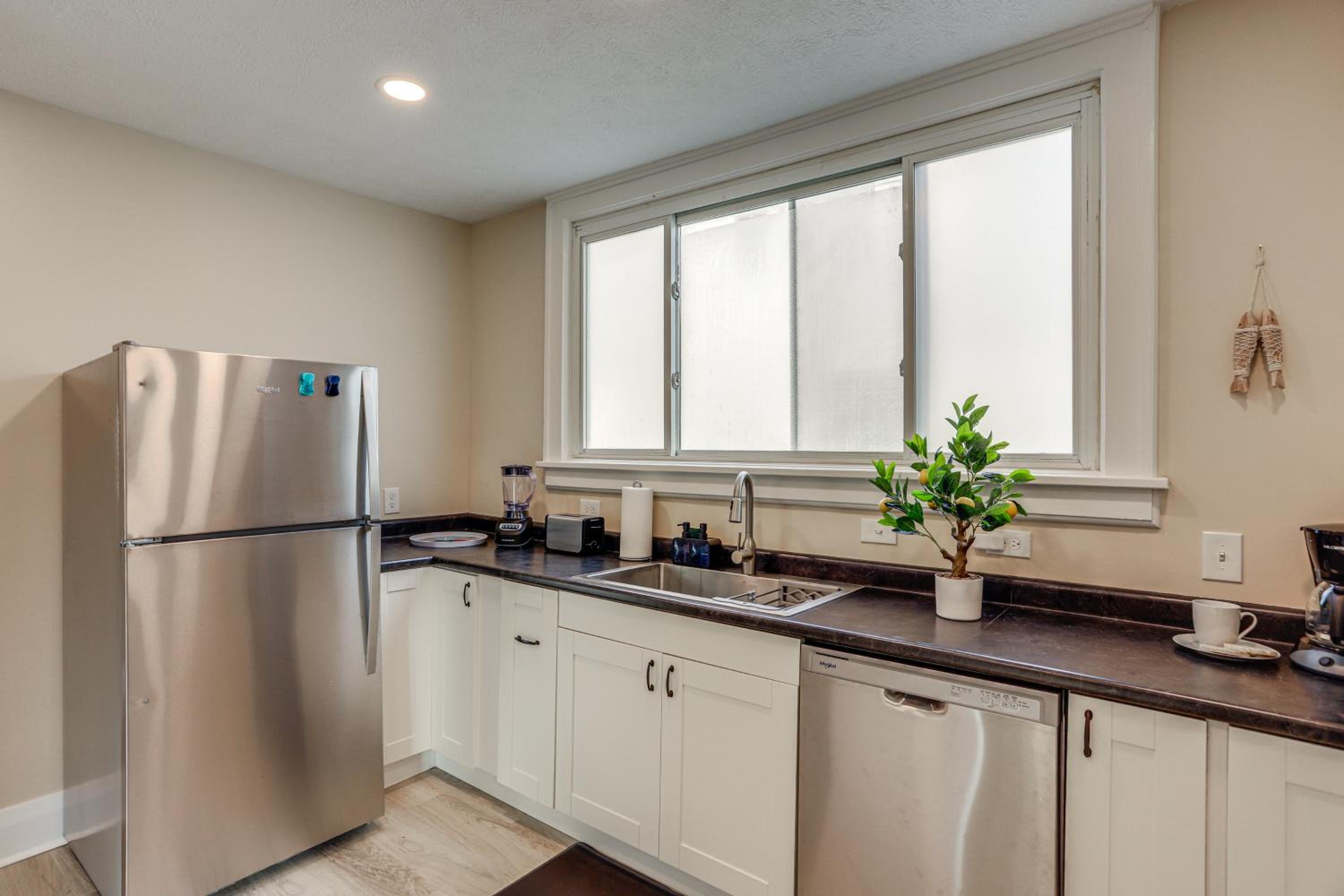 1 Mi to Cedar Point Family Getaway with Porch!