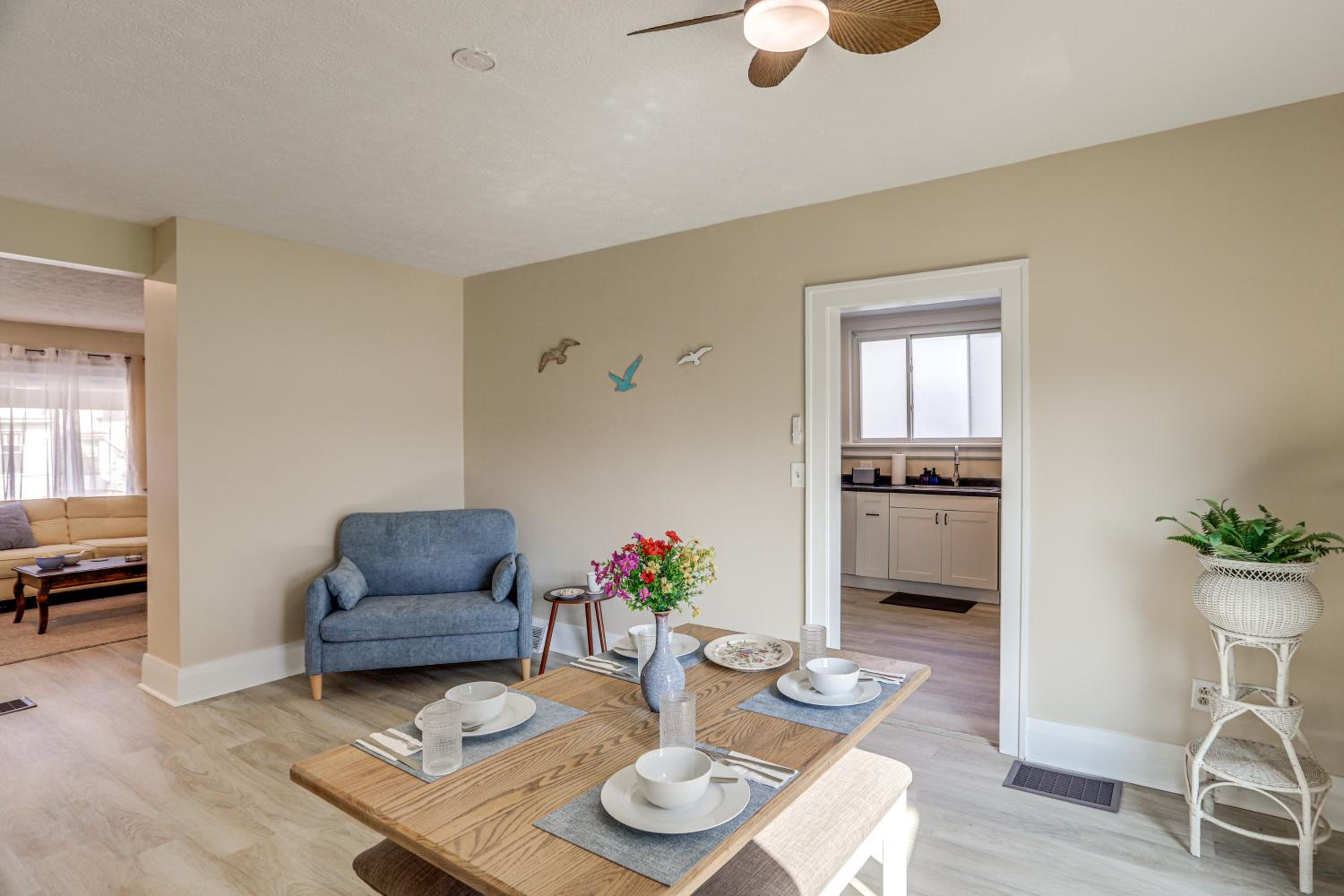 1 Mi to Cedar Point Family Getaway with Porch!