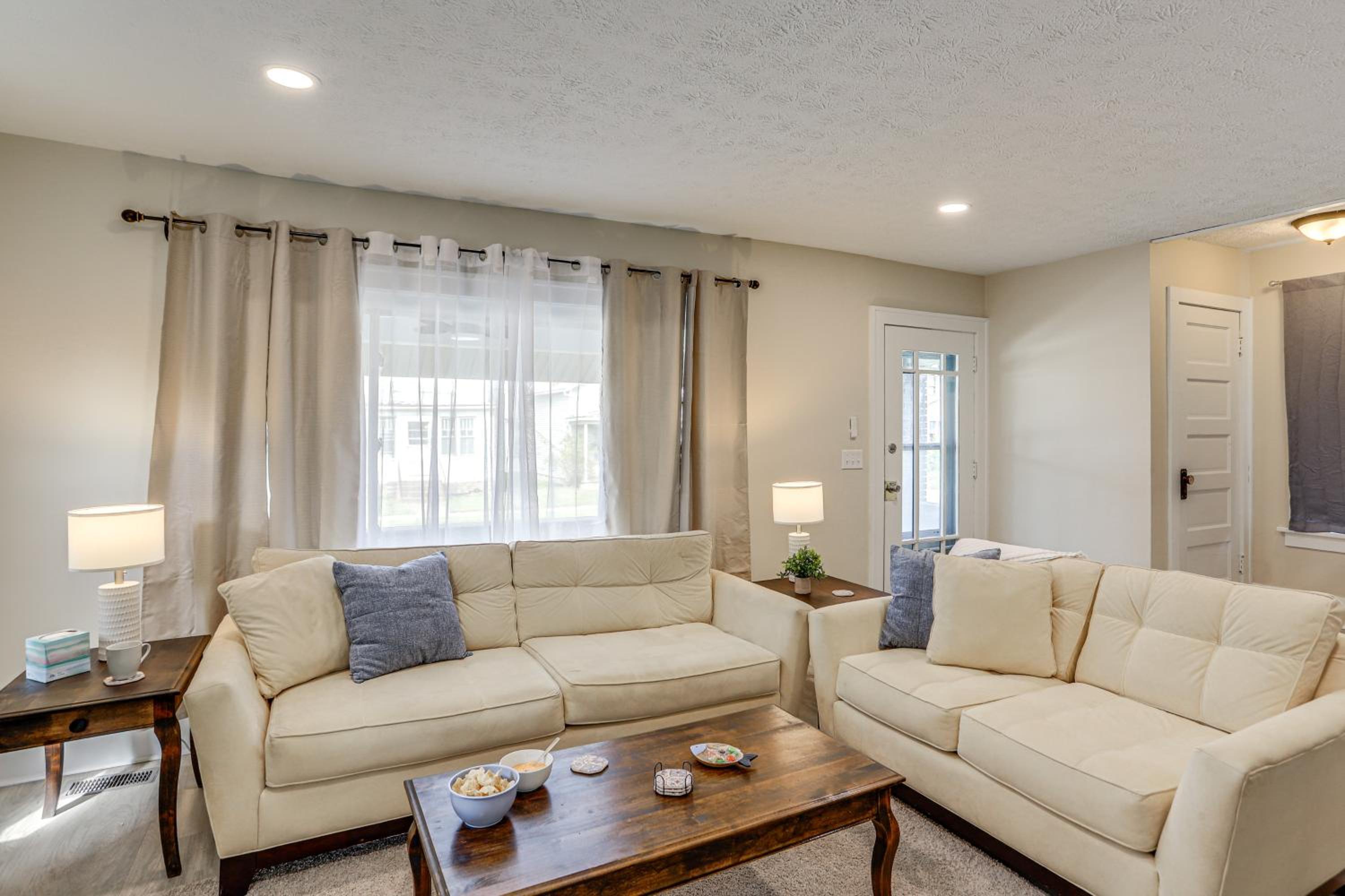 1 Mi to Cedar Point Family Getaway with Porch!