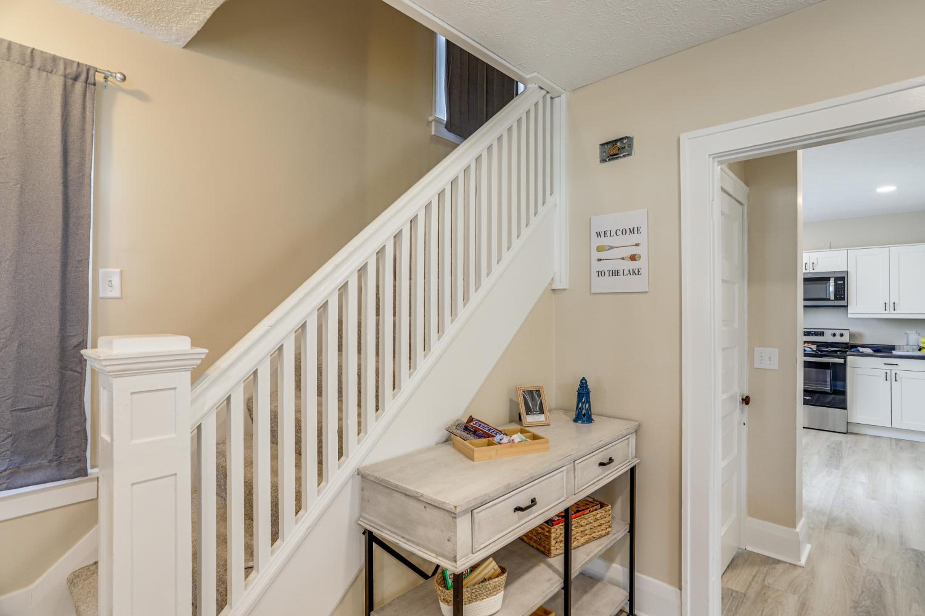 1 Mi to Cedar Point Family Getaway with Porch!