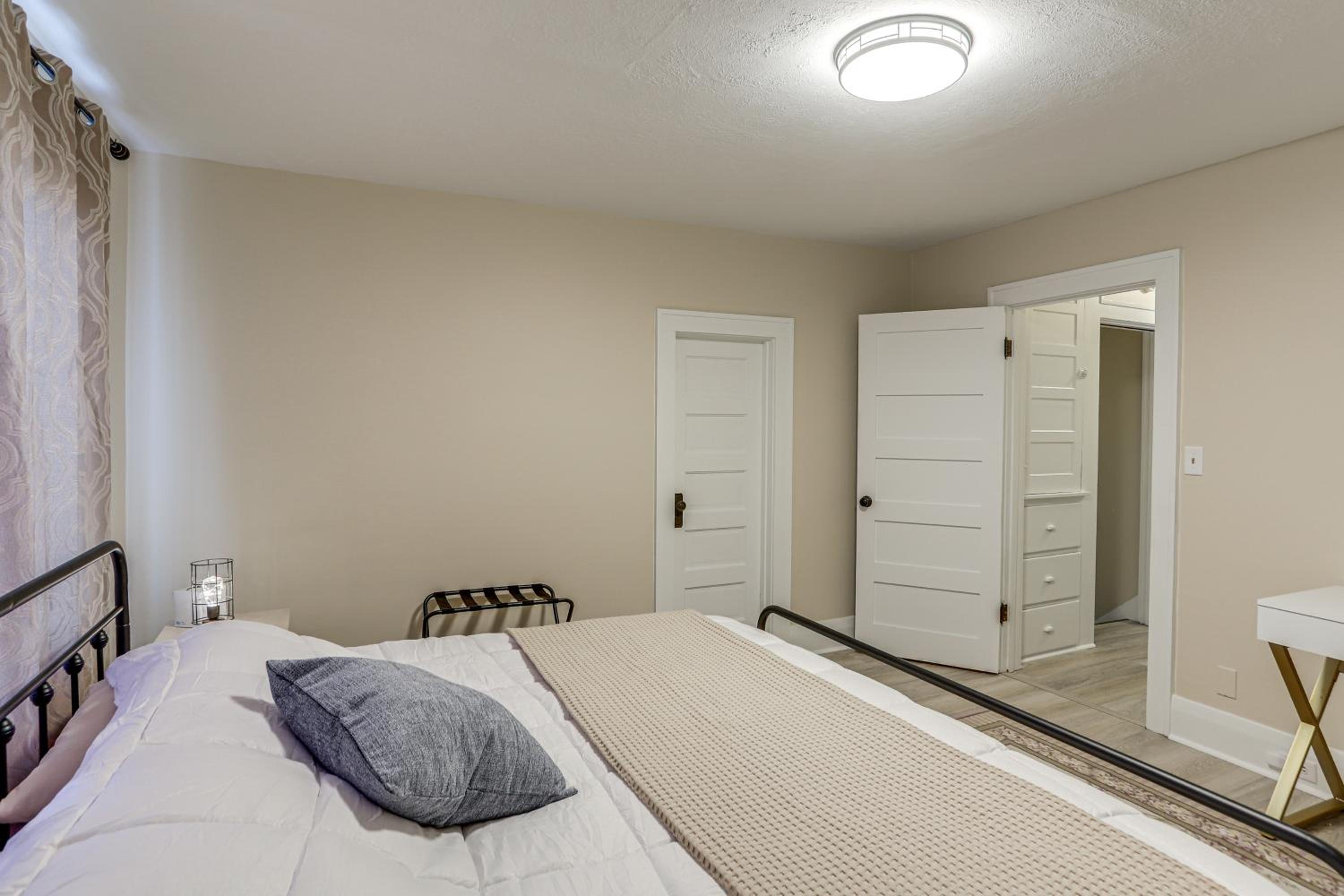 1 Mi to Cedar Point Family Getaway with Porch!