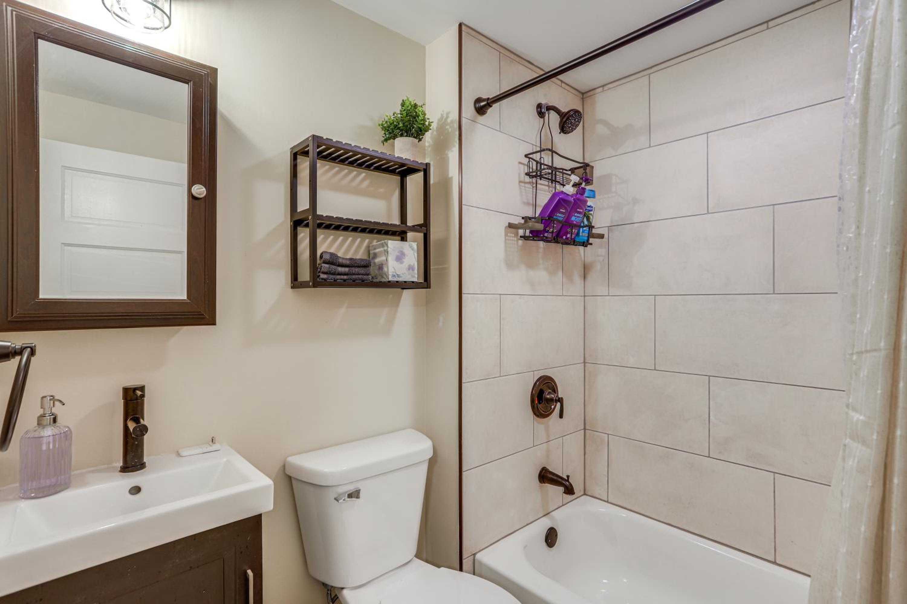1 Mi to Cedar Point Family Getaway with Porch!