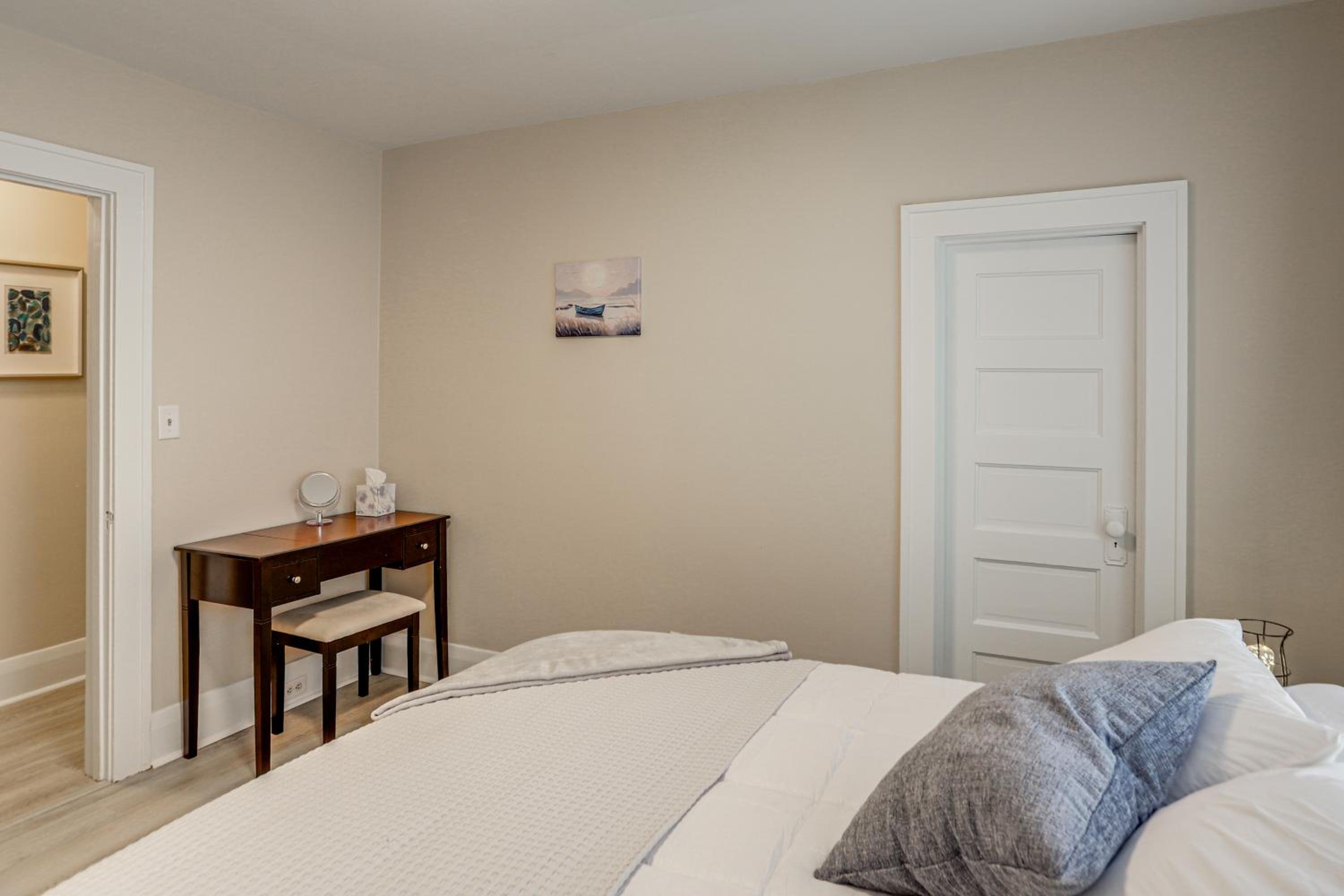 1 Mi to Cedar Point Family Getaway with Porch!