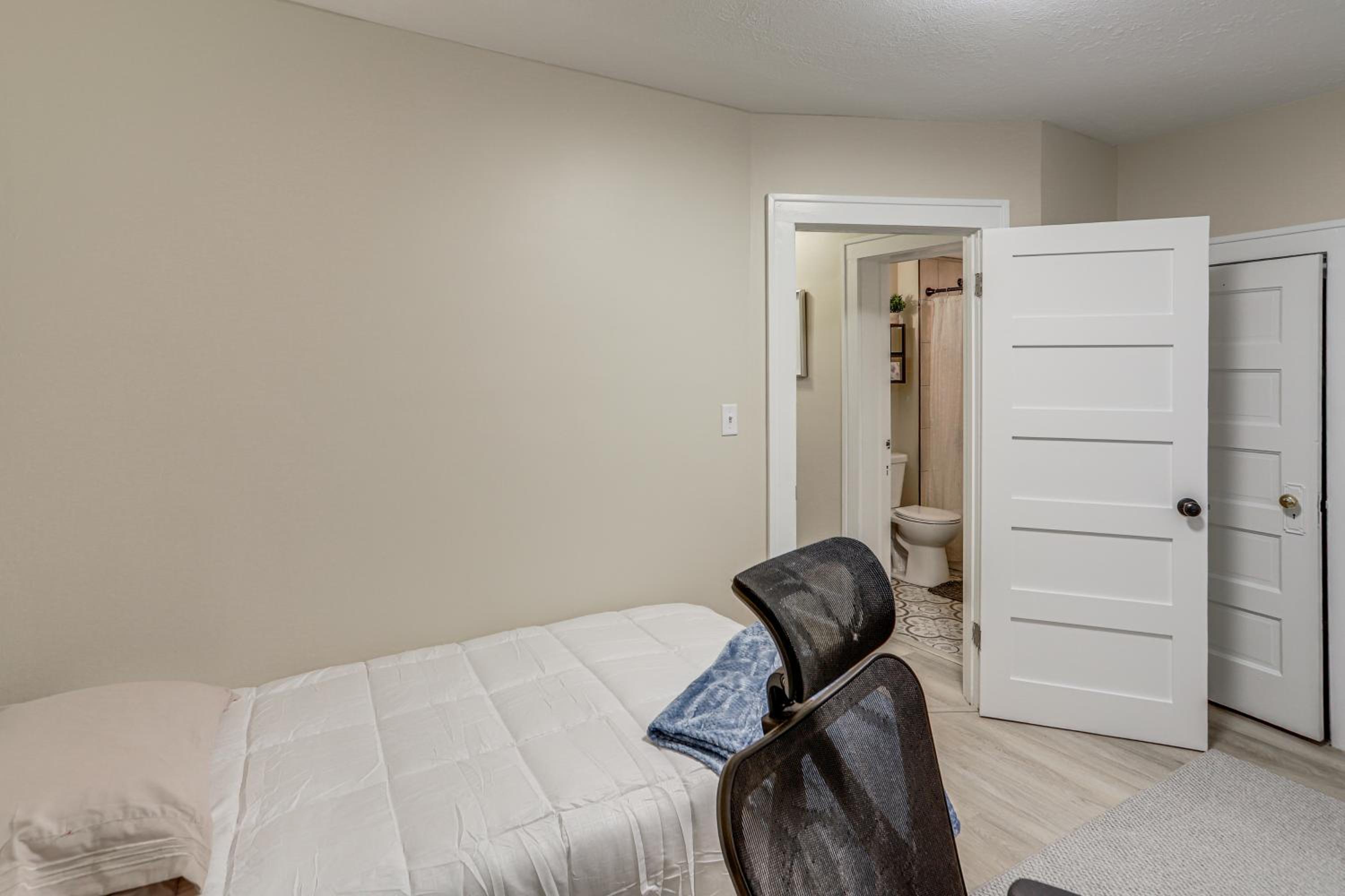 1 Mi to Cedar Point Family Getaway with Porch!