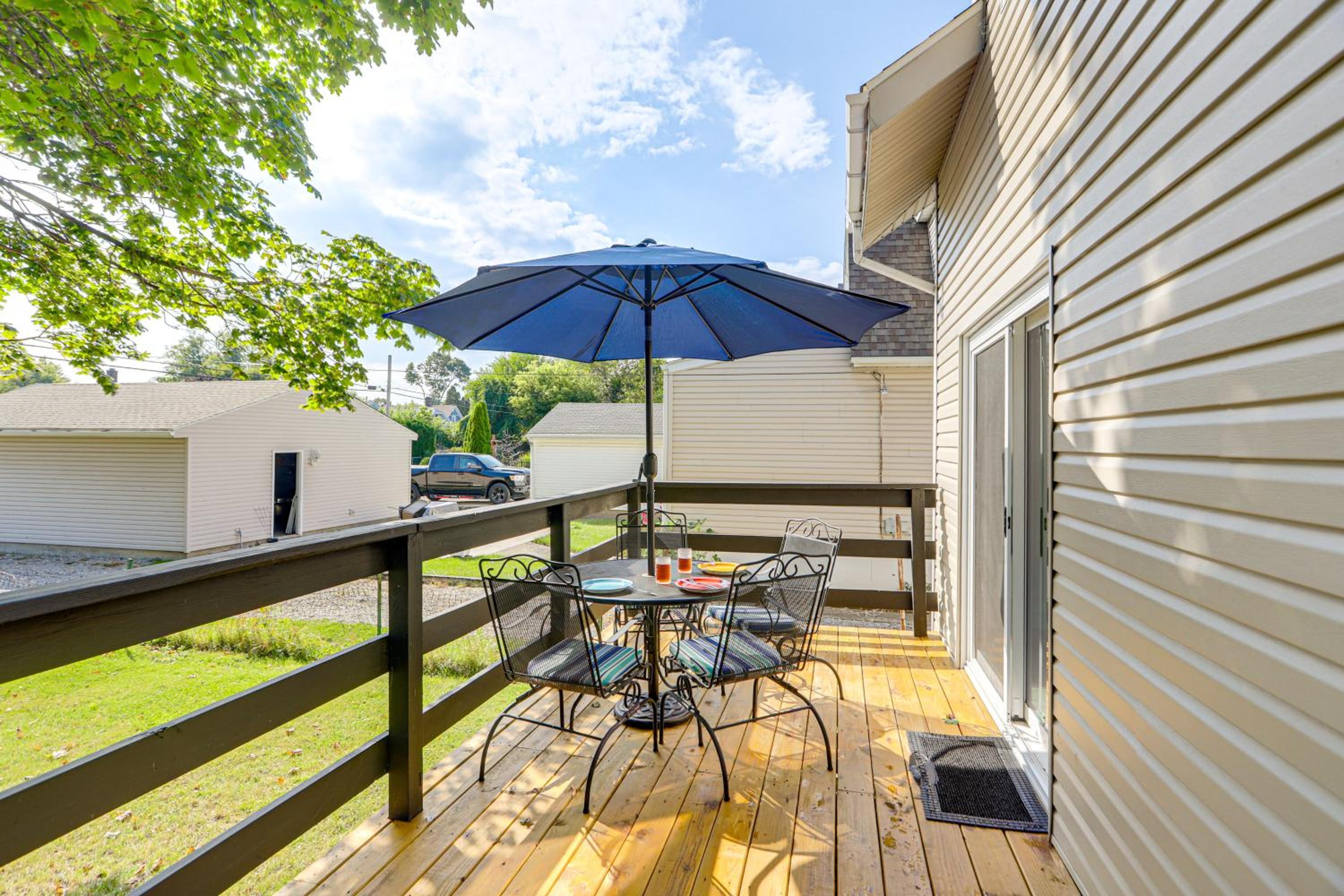 1 Mi to Cedar Point Family Getaway with Porch!