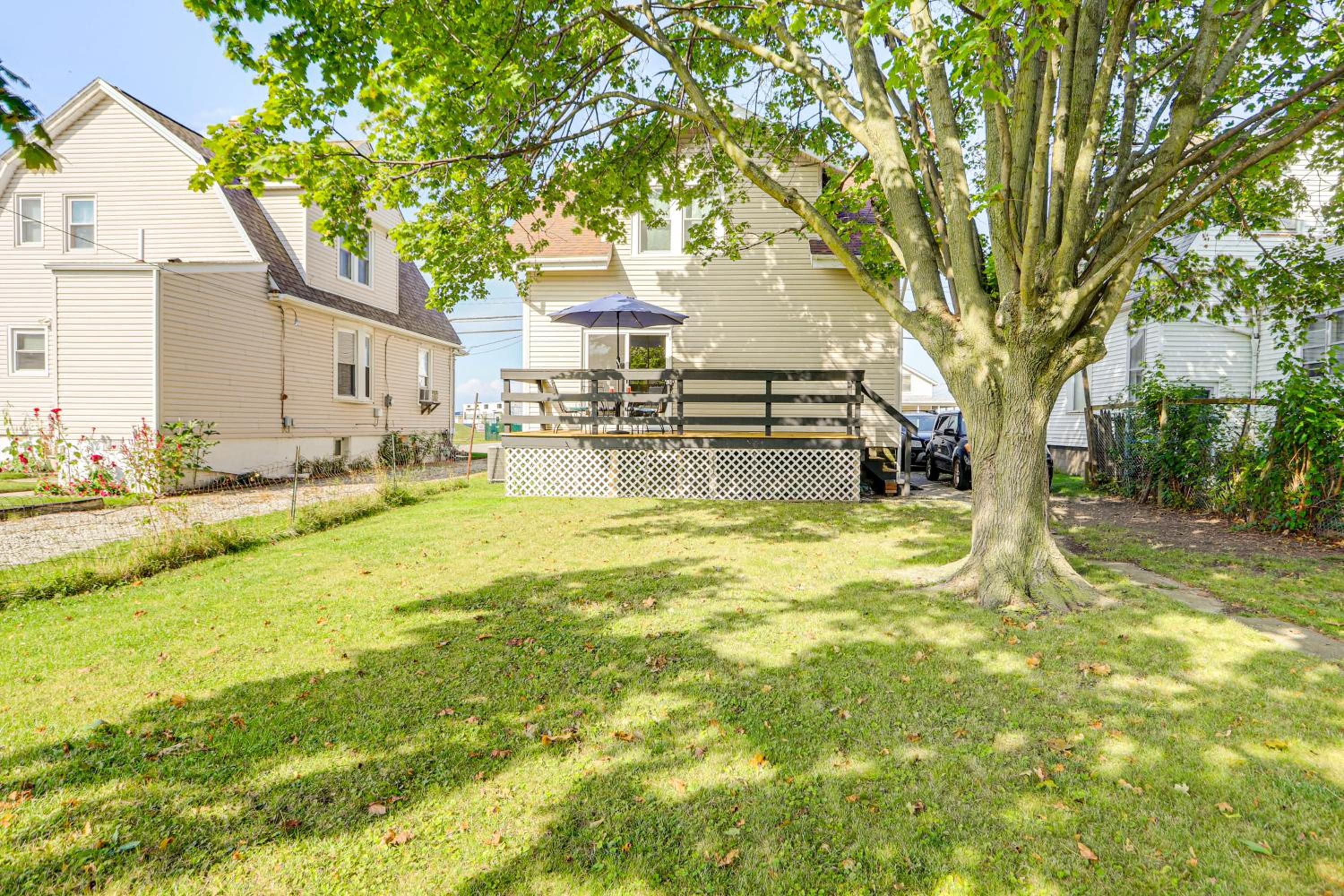 1 Mi to Cedar Point Family Getaway with Porch!