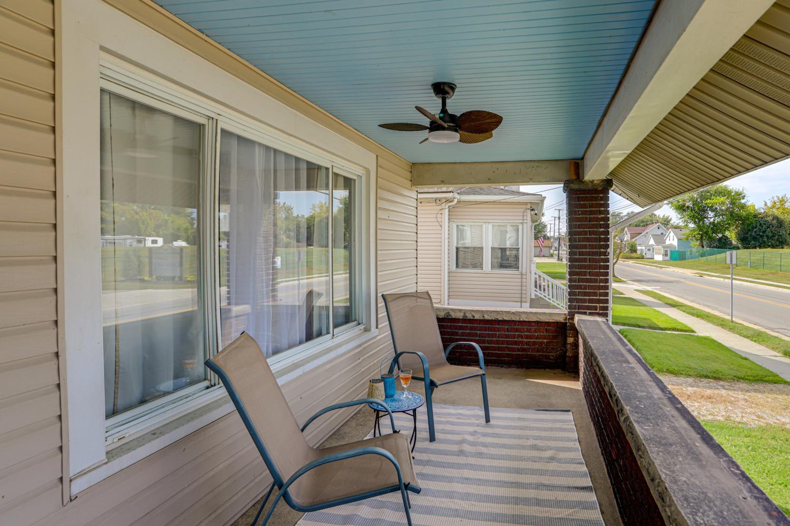 1 Mi to Cedar Point Family Getaway with Porch!