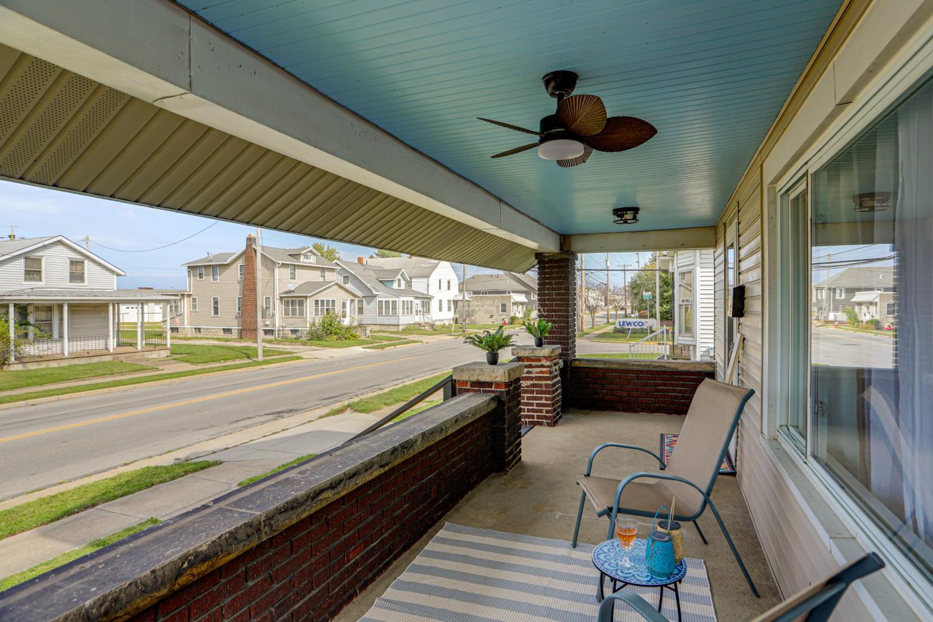 1 Mi to Cedar Point Family Getaway with Porch!