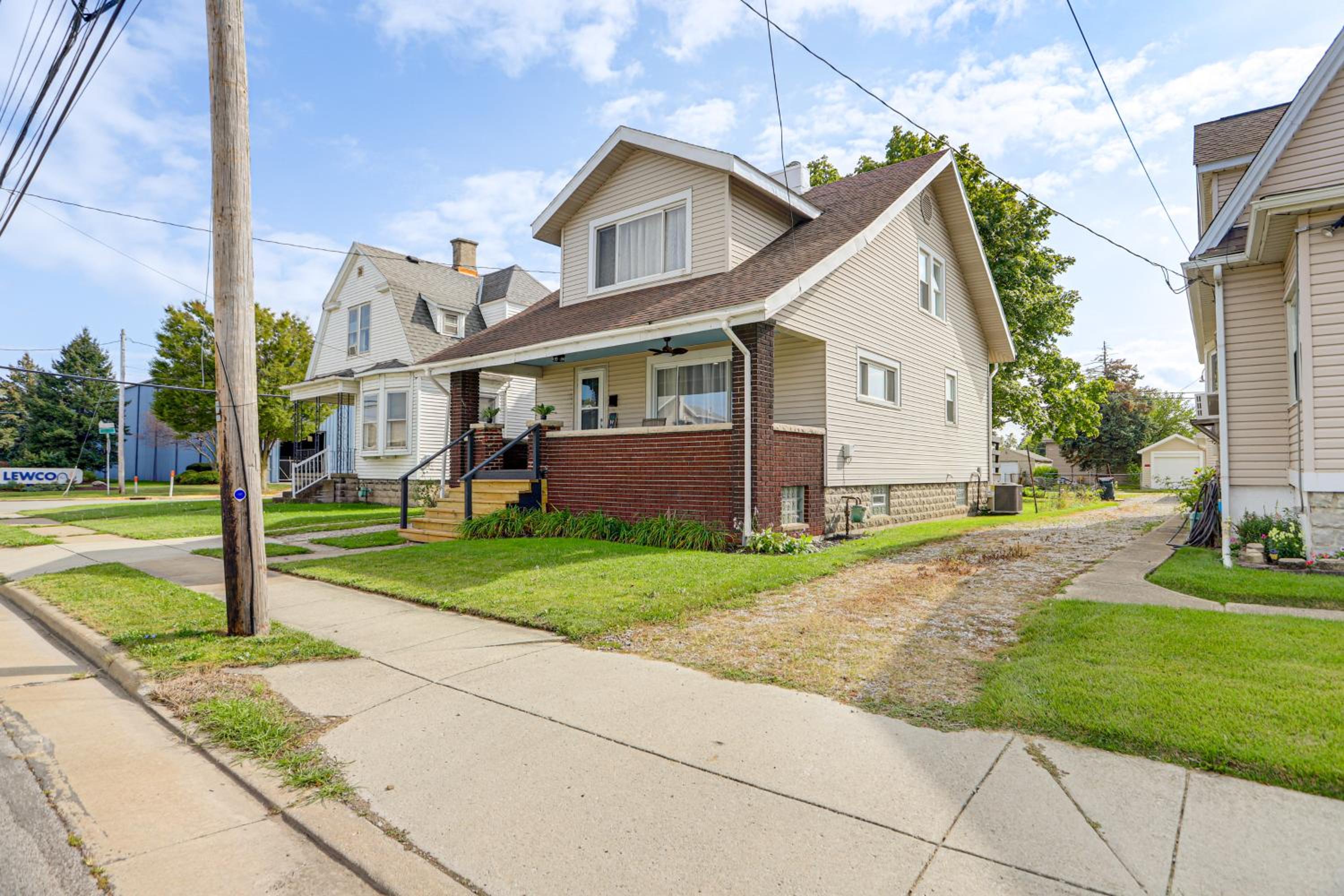 1 Mi to Cedar Point Family Getaway with Porch!