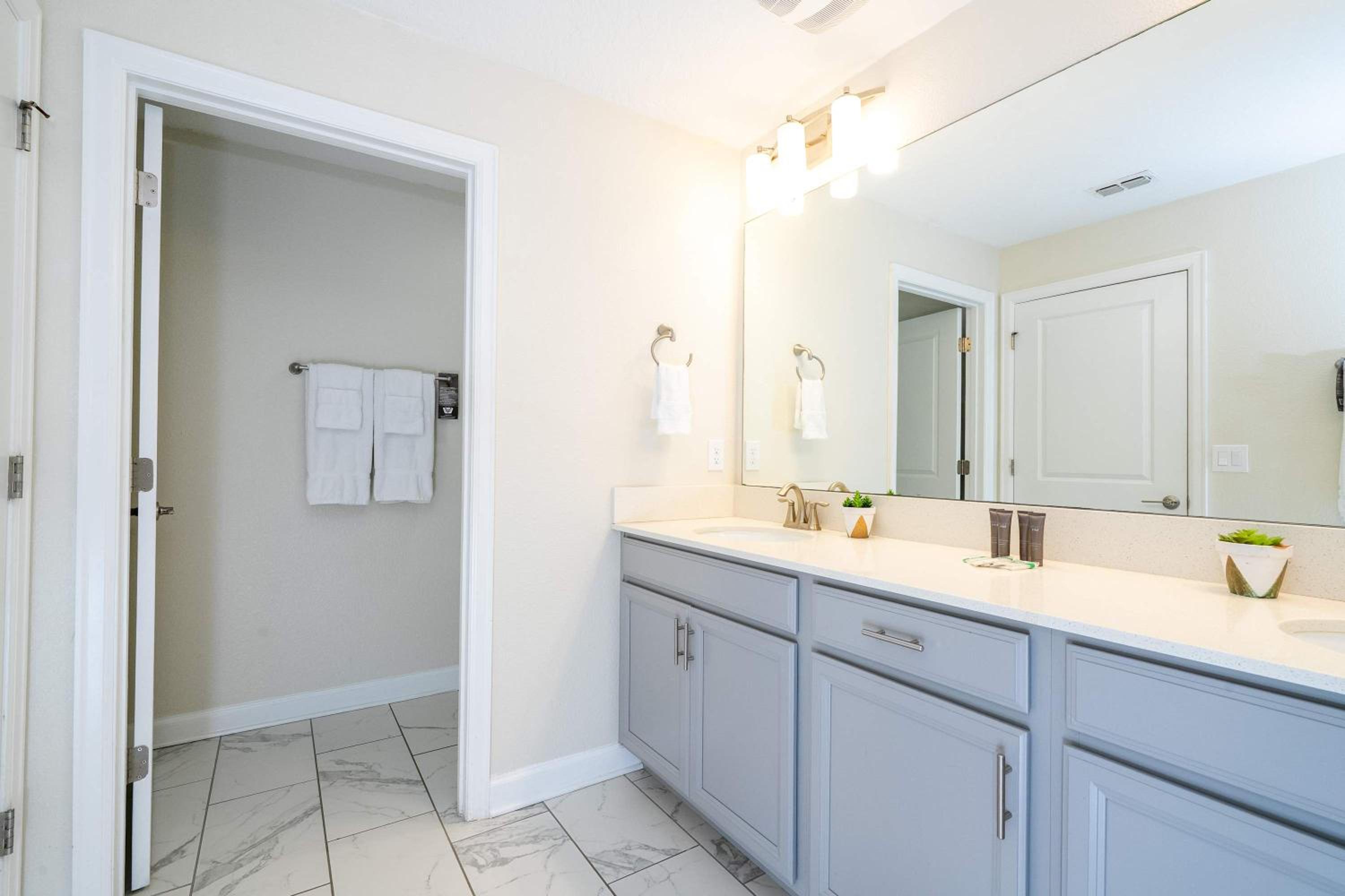 Vibrant 5Bd w Private Pool & Waterpark at Storey Lake 4811M