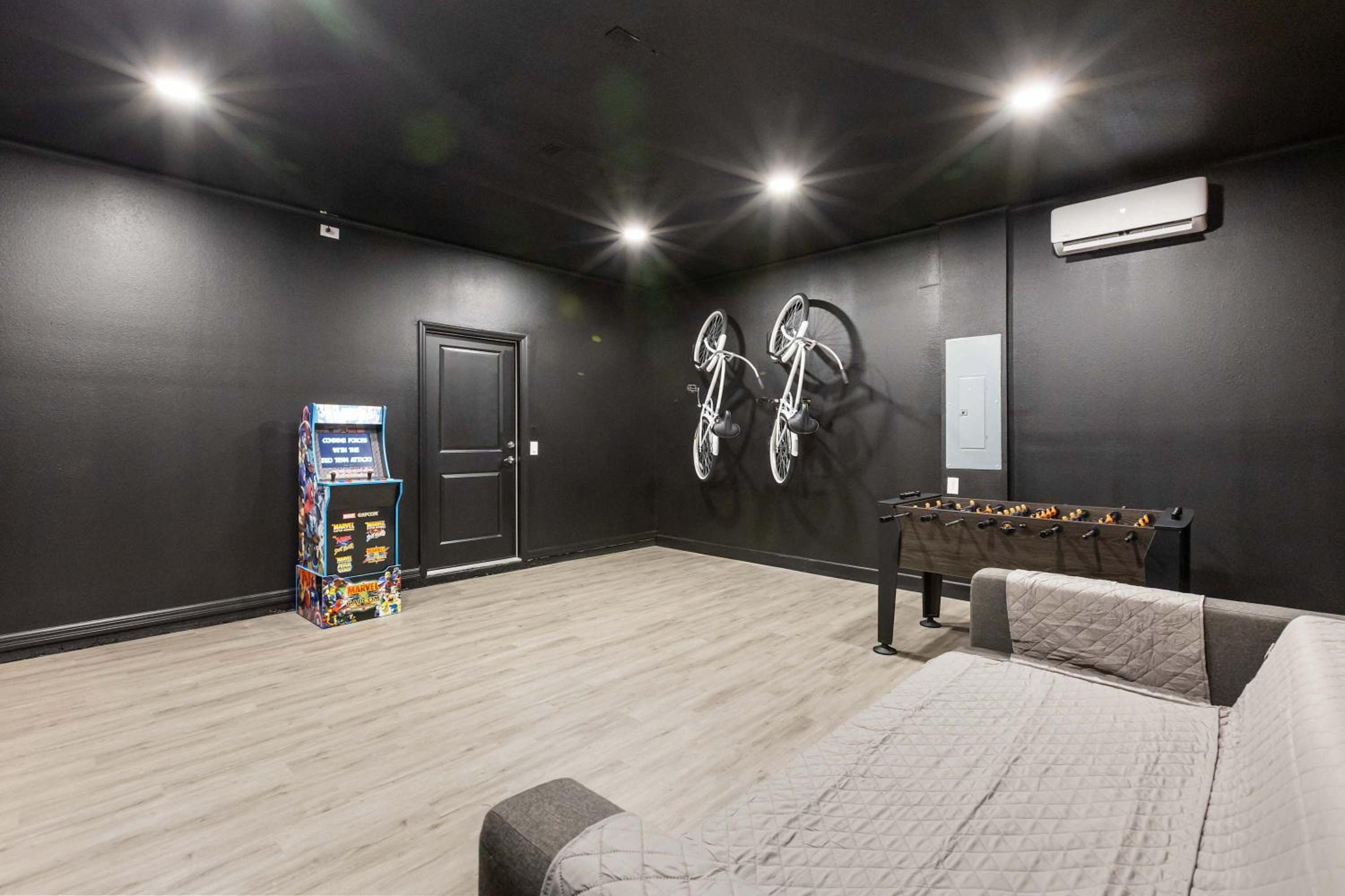 Family Fun Villa w Pool Hot Tub & Game Room