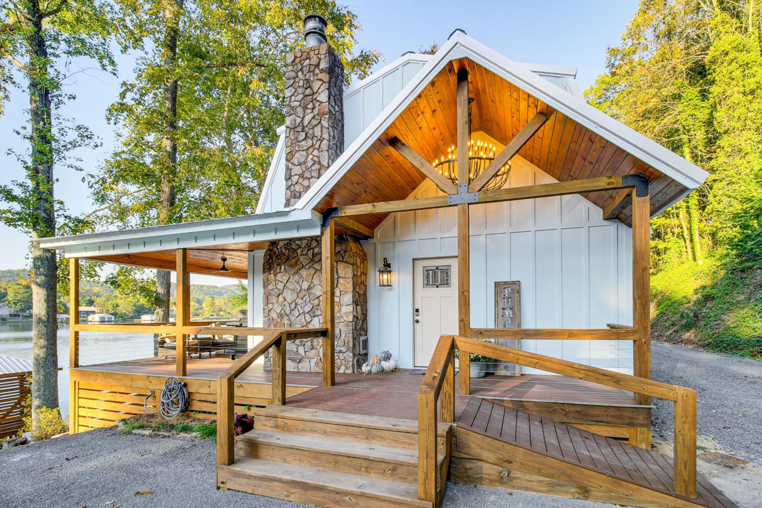 Less Than 1 Mi to Boat Launch Home with Dock in Scottsboro