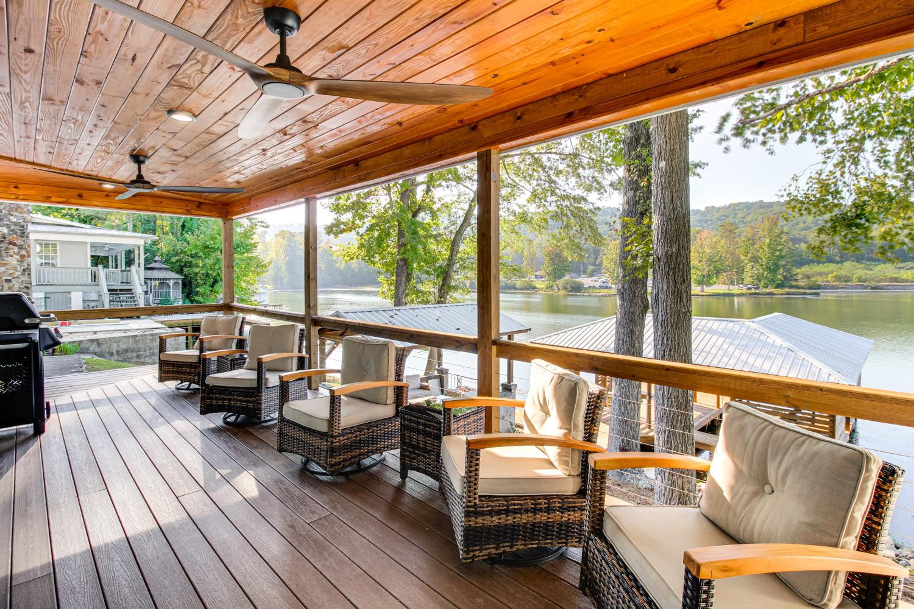 Less Than 1 Mi to Boat Launch Home with Dock in Scottsboro