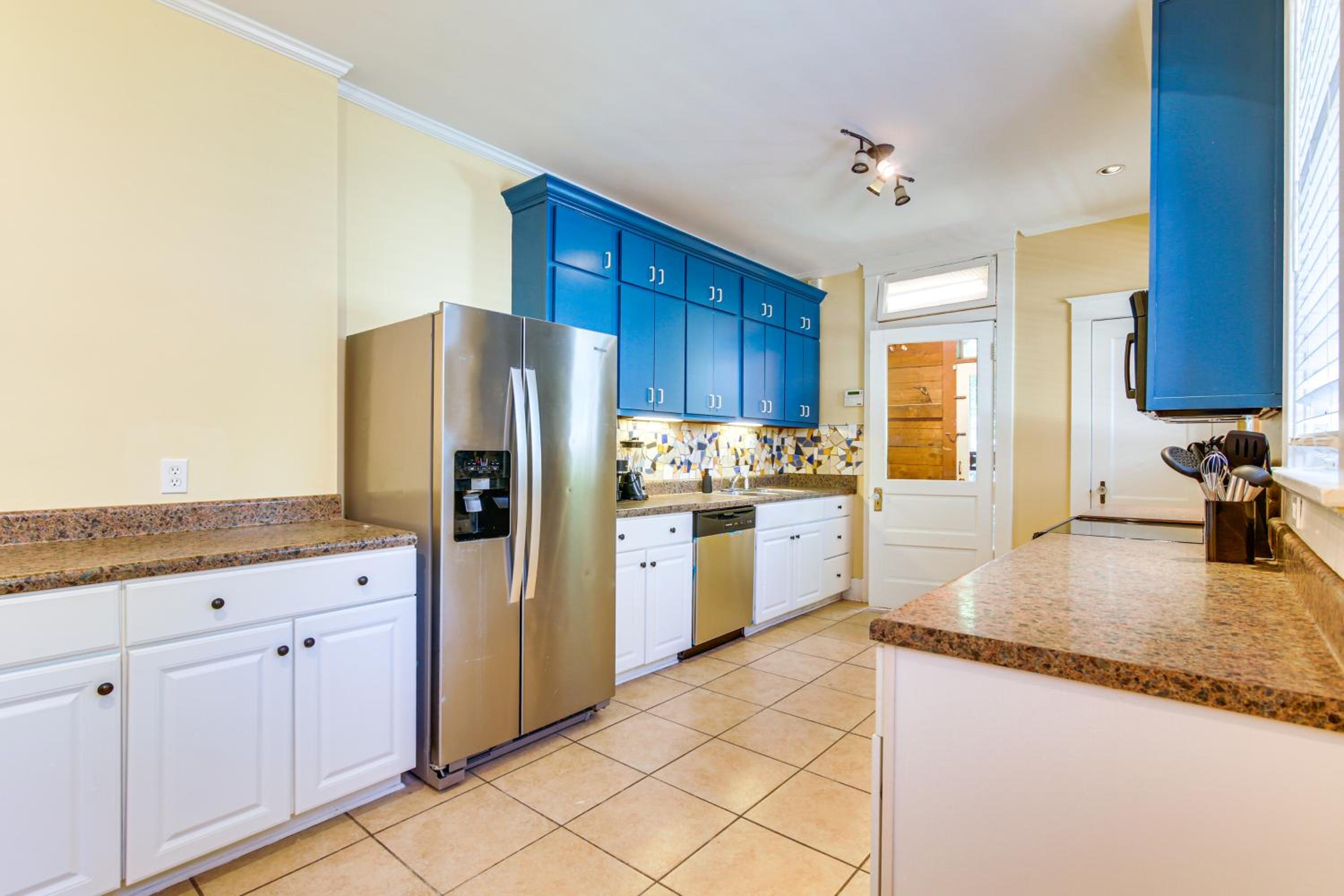Midtown Duplex 1 Mi to Memphis Zoo and Overton Park!