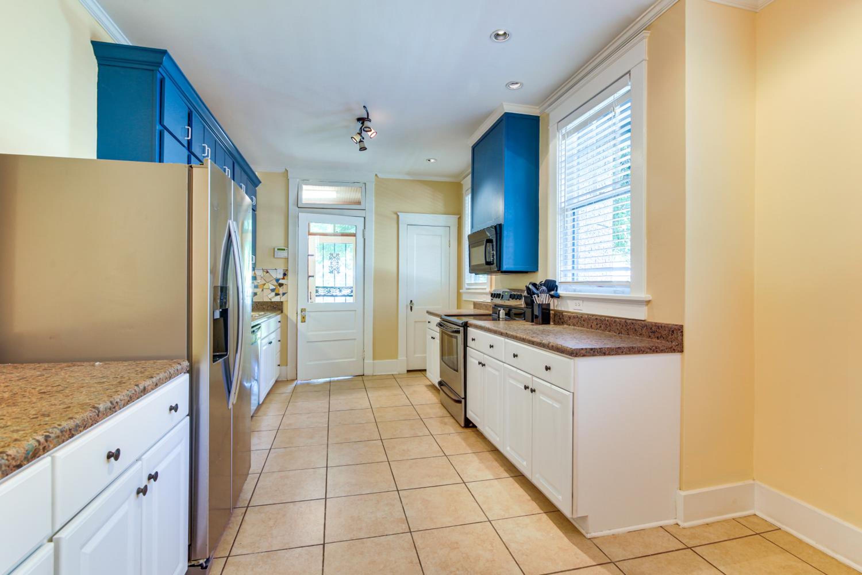Midtown Duplex 1 Mi to Memphis Zoo and Overton Park!