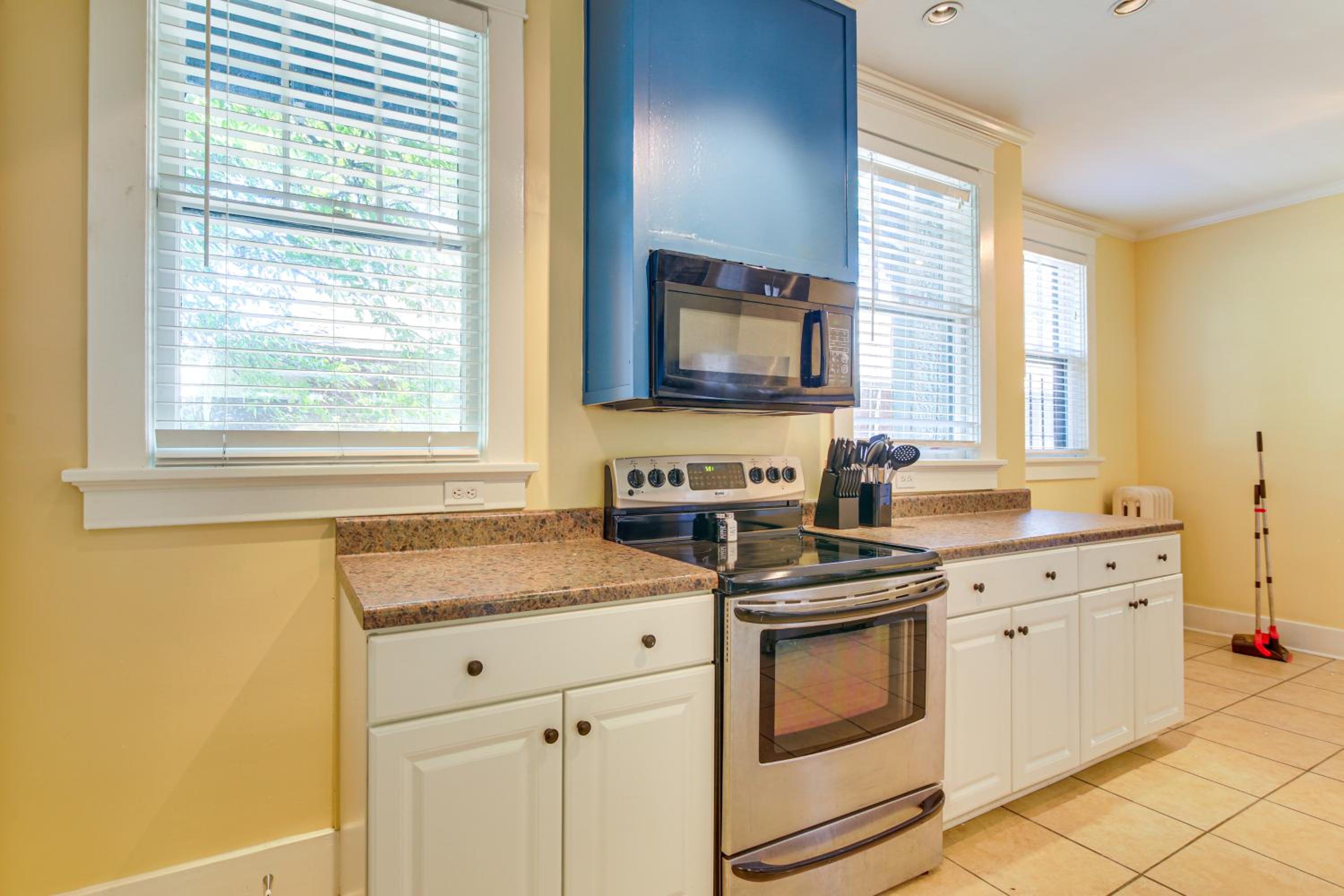 Midtown Duplex 1 Mi to Memphis Zoo and Overton Park!