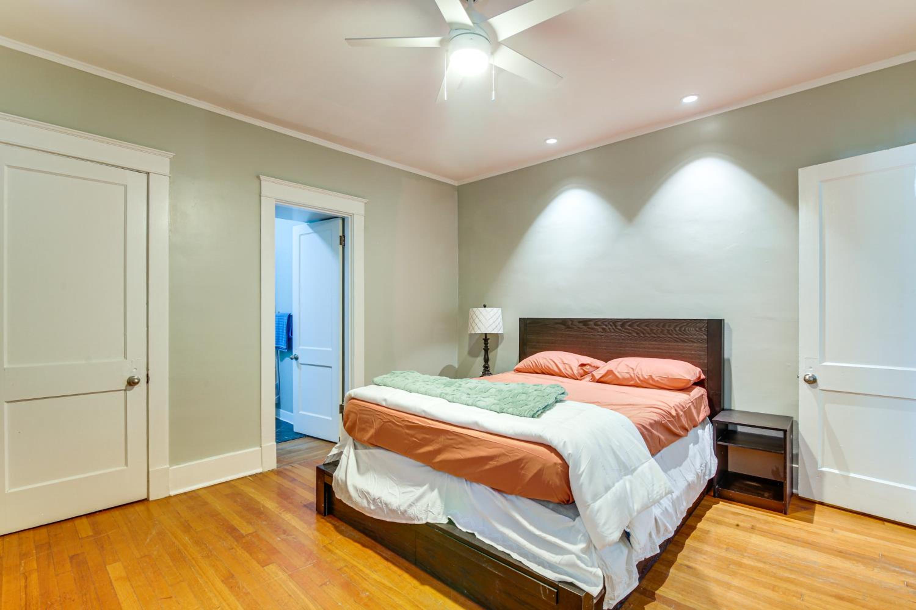 Midtown Duplex 1 Mi to Memphis Zoo and Overton Park!