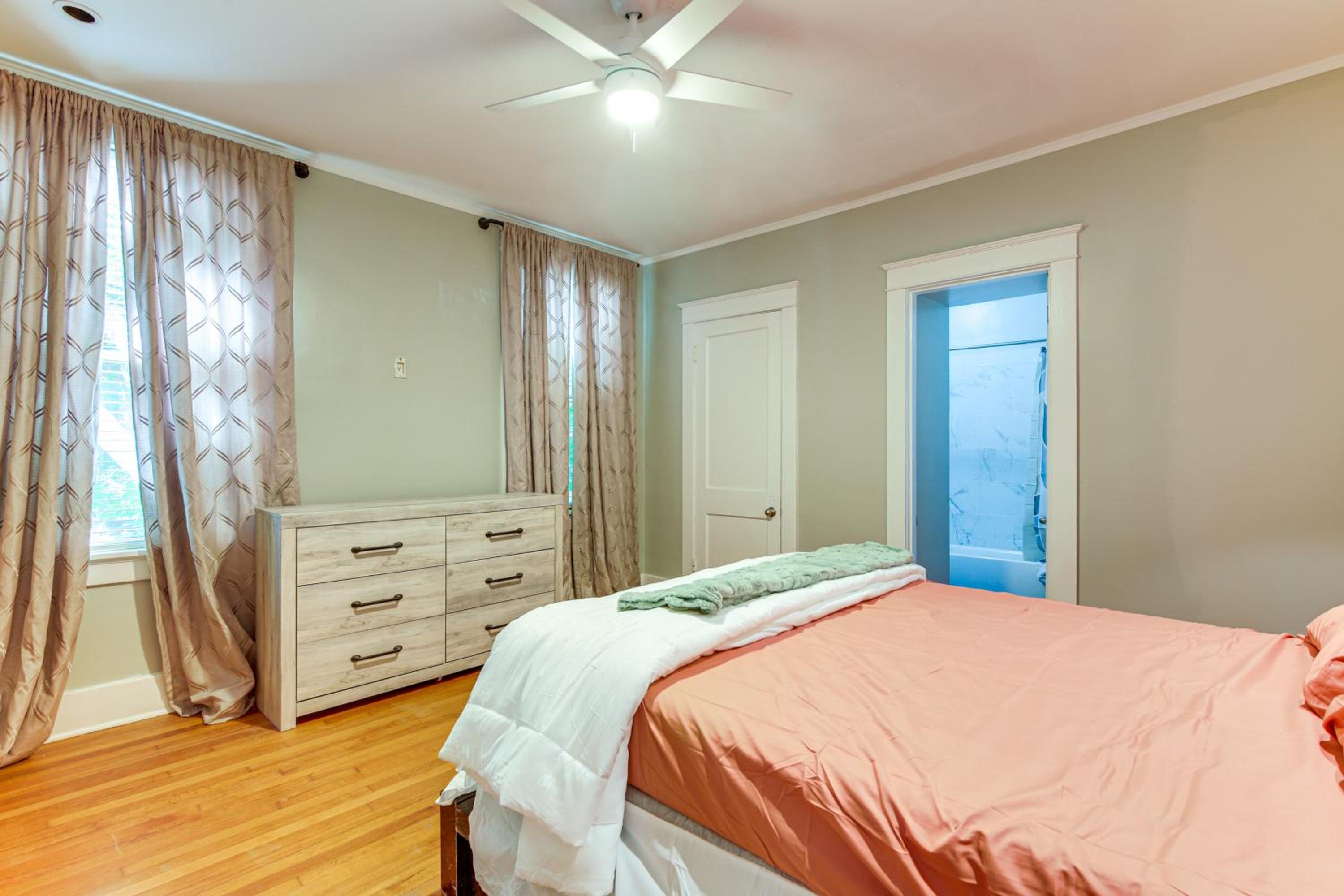Midtown Duplex 1 Mi to Memphis Zoo and Overton Park!
