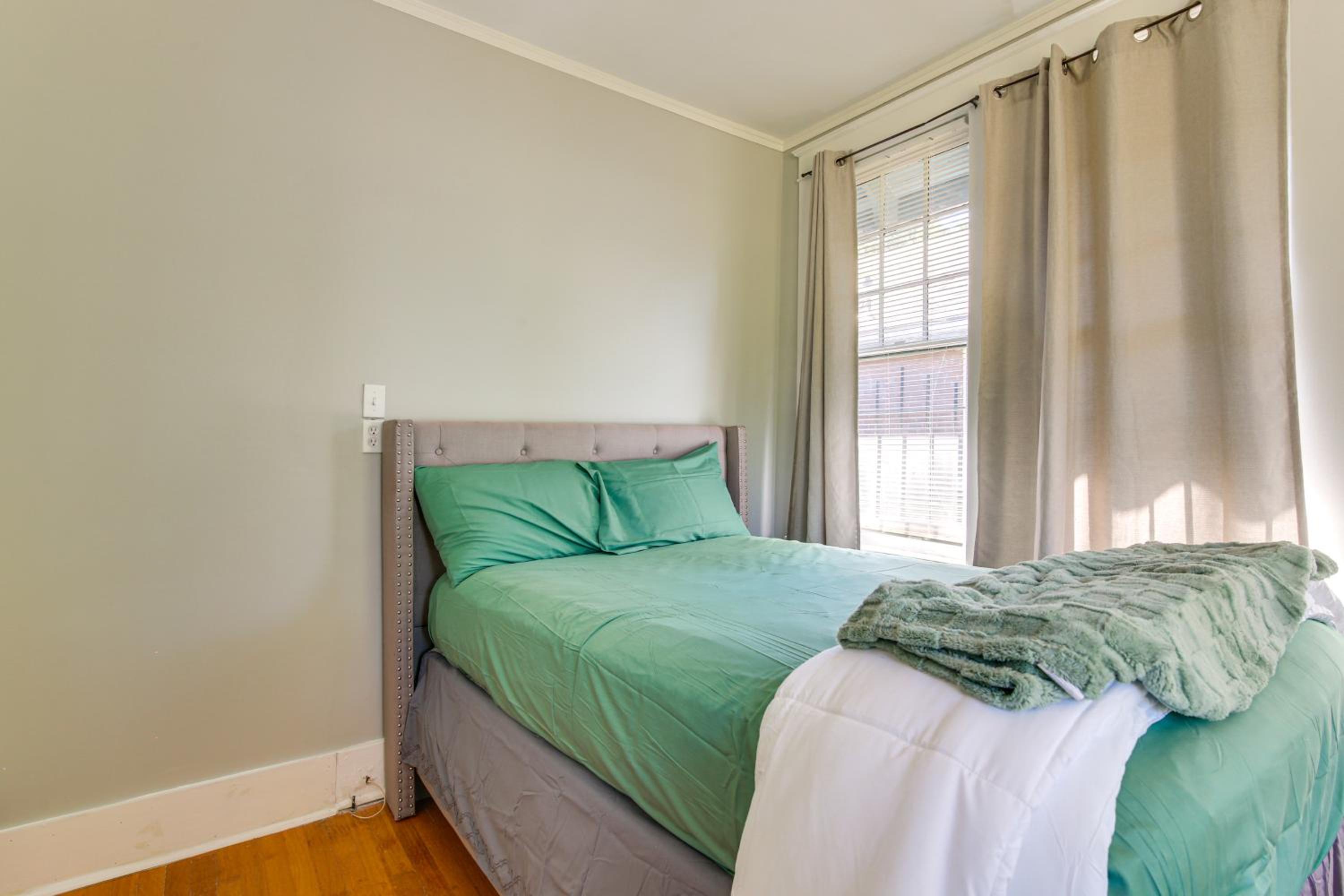 Midtown Duplex 1 Mi to Memphis Zoo and Overton Park!