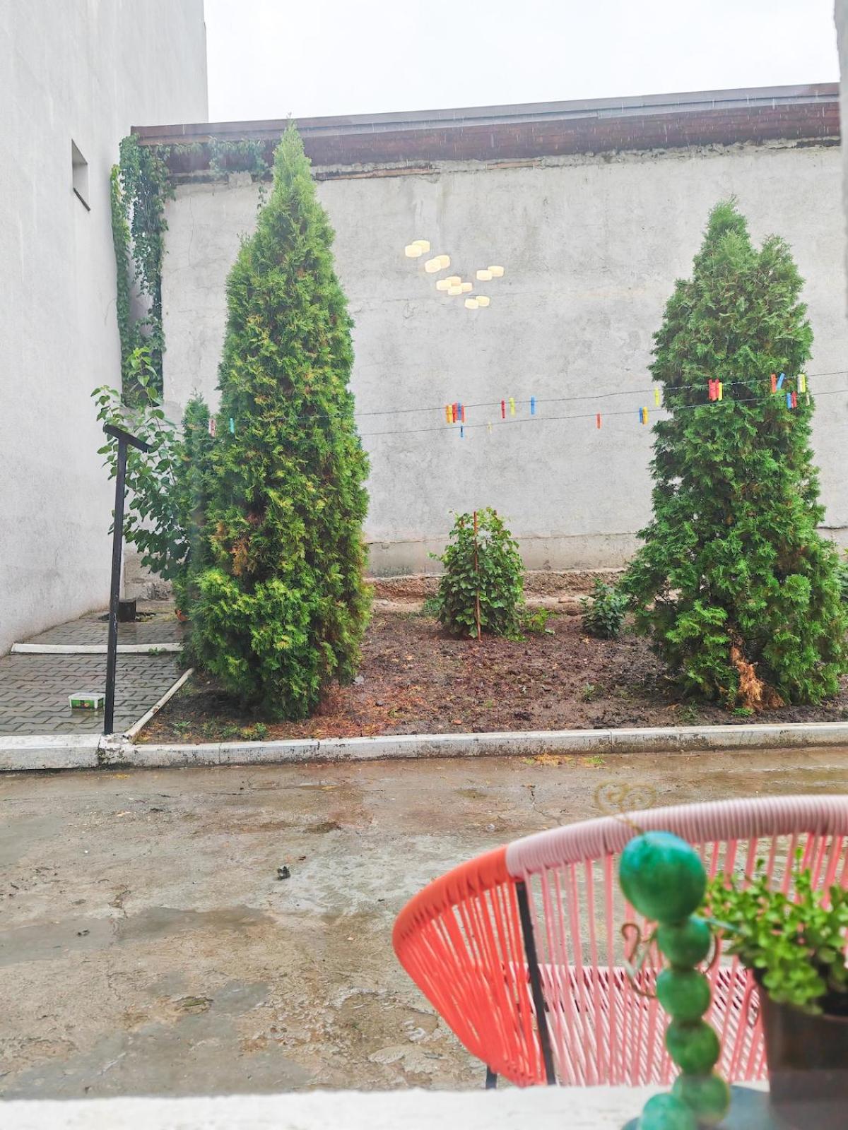 Central House with big courtyard, 4 parking spots