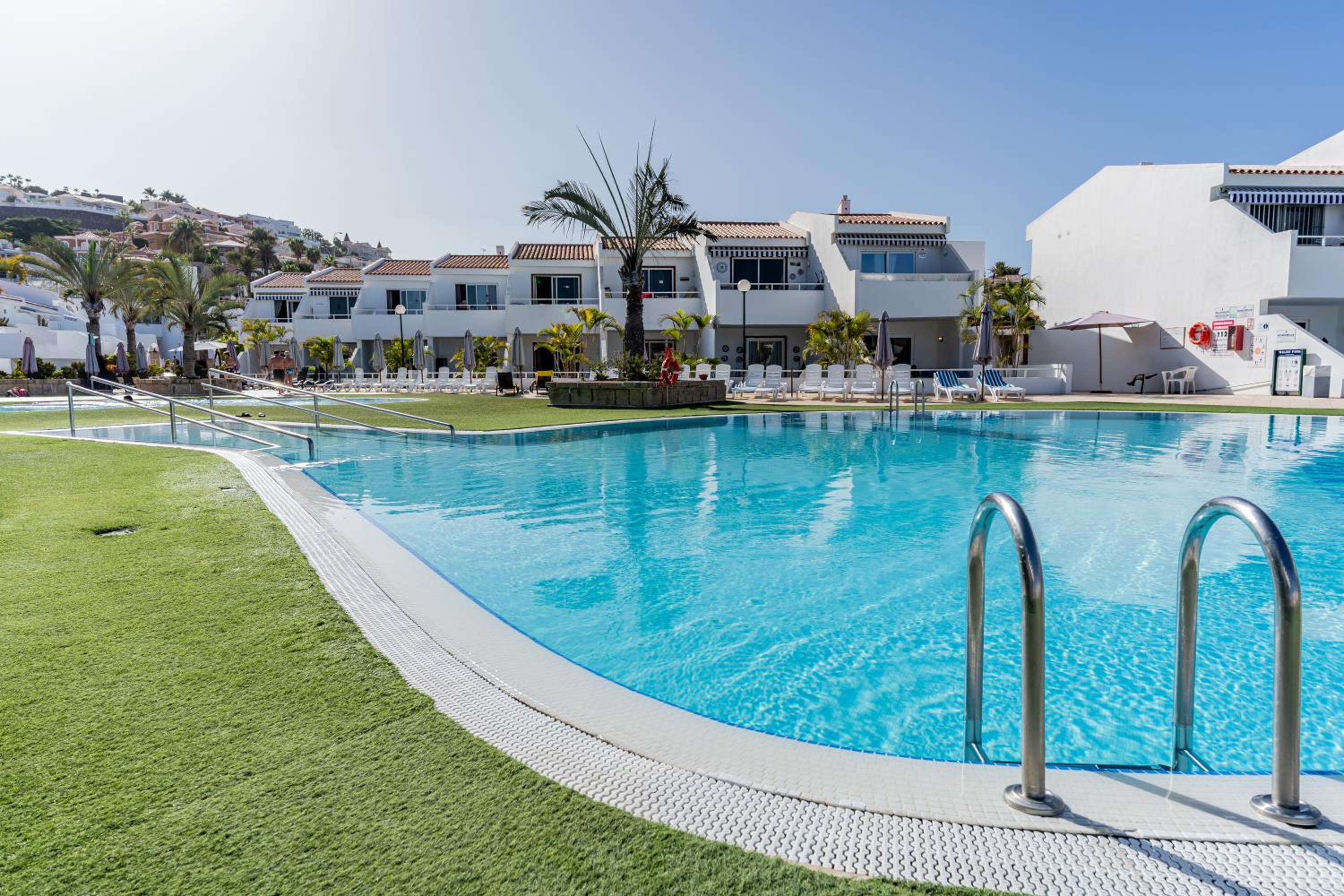 Renovated apartment with sunny terrace and ocean views in Malibu Park Tenerife