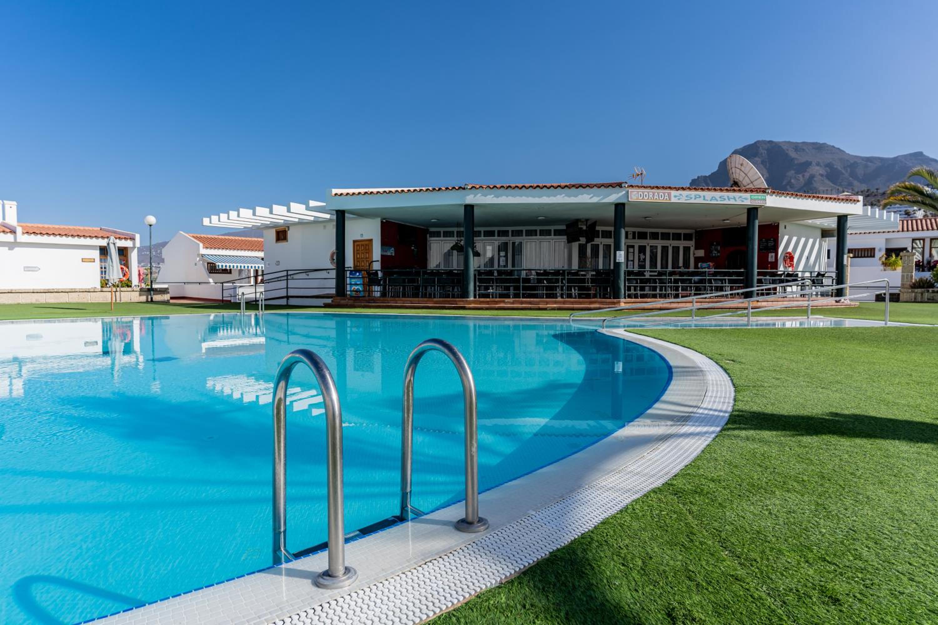 Renovated apartment with sunny terrace and ocean views in Malibu Park Tenerife