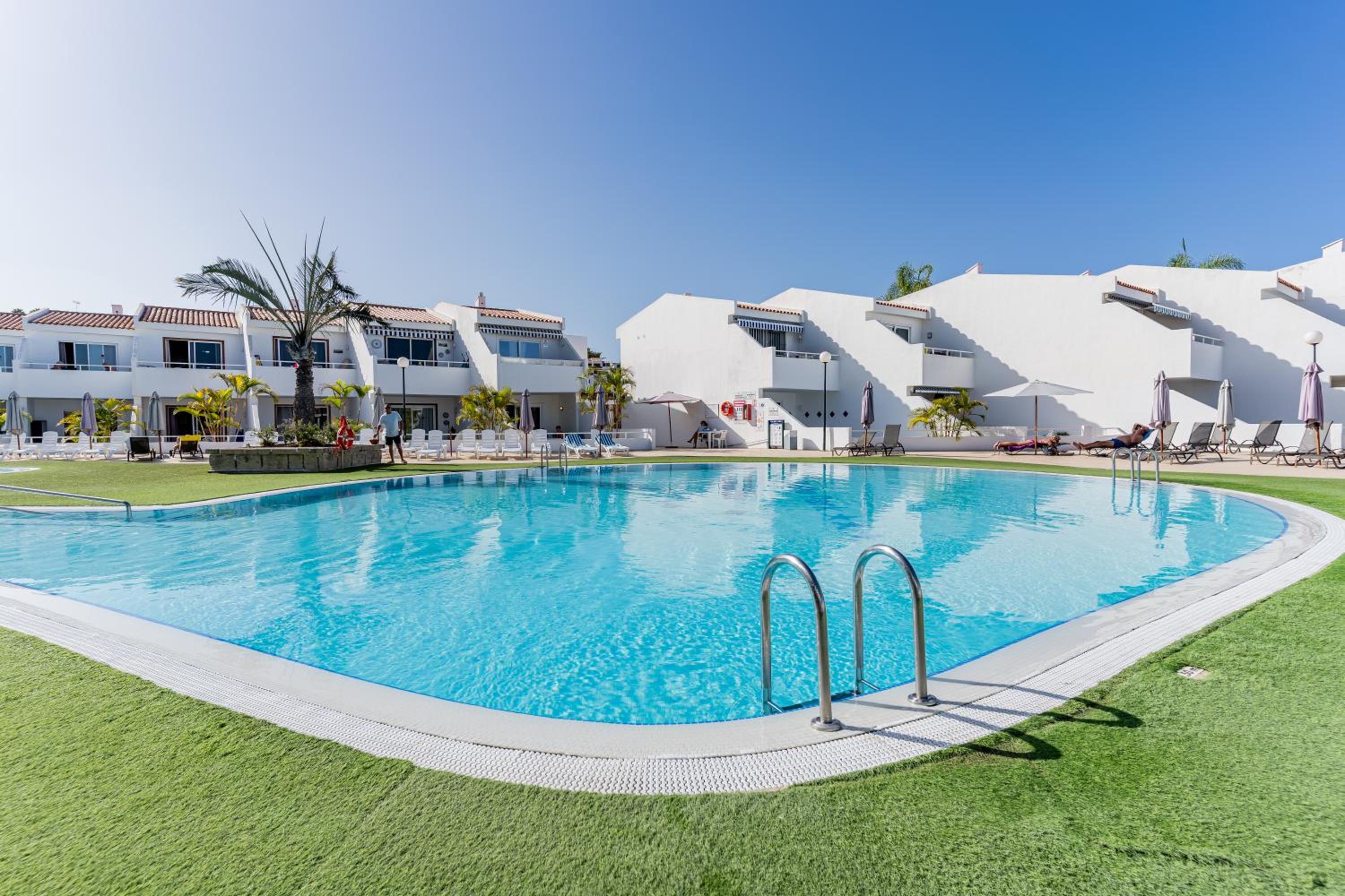 Renovated apartment with sunny terrace and ocean views in Malibu Park Tenerife