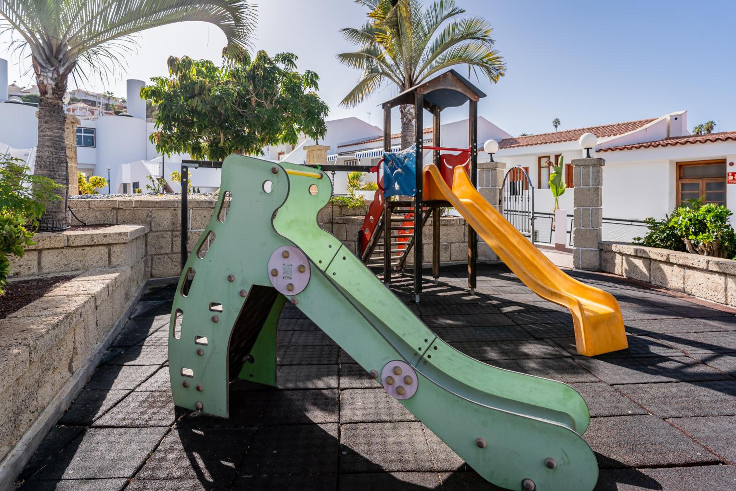 Renovated apartment with sunny terrace and ocean views in Malibu Park Tenerife