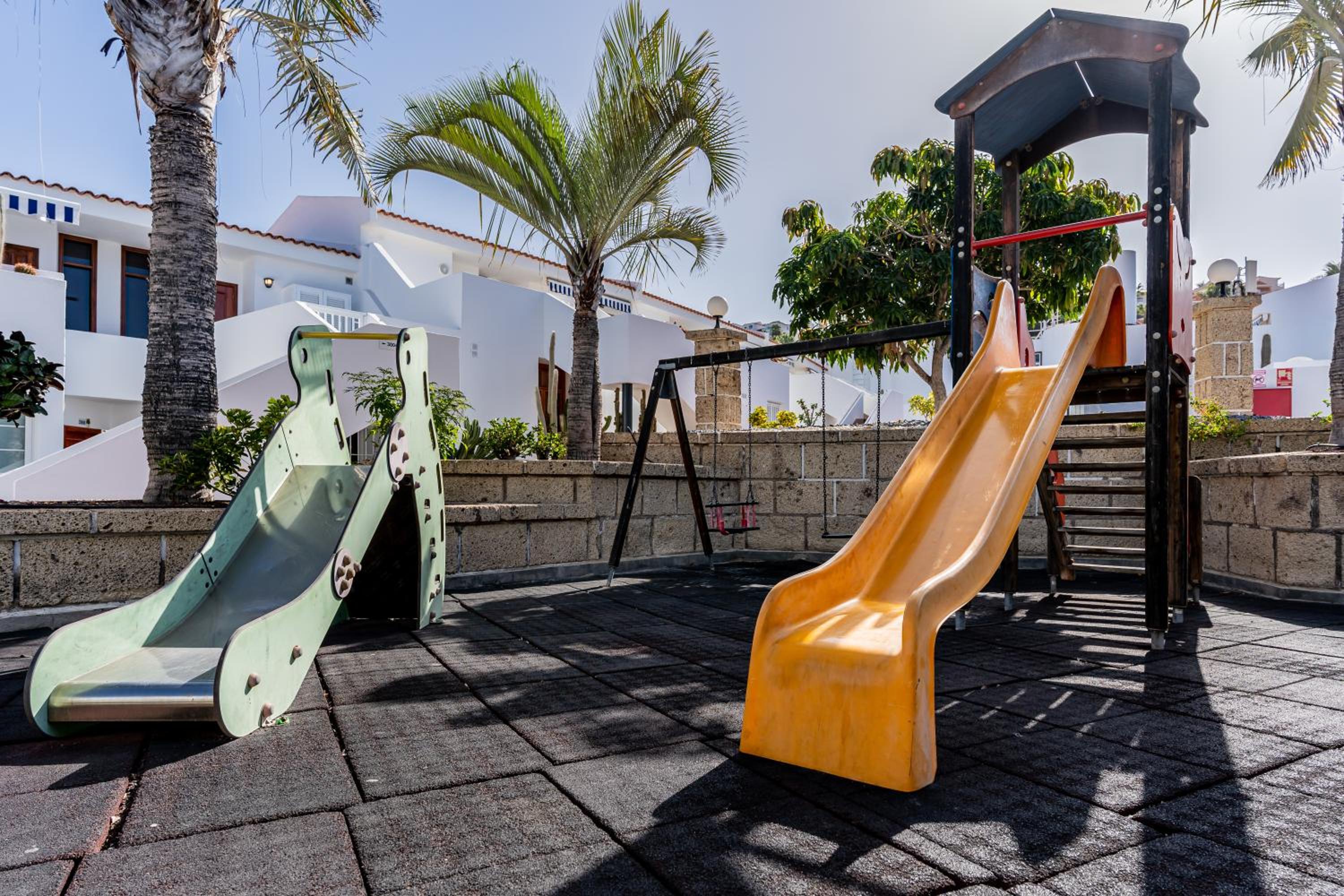 Renovated apartment with sunny terrace and ocean views in Malibu Park Tenerife