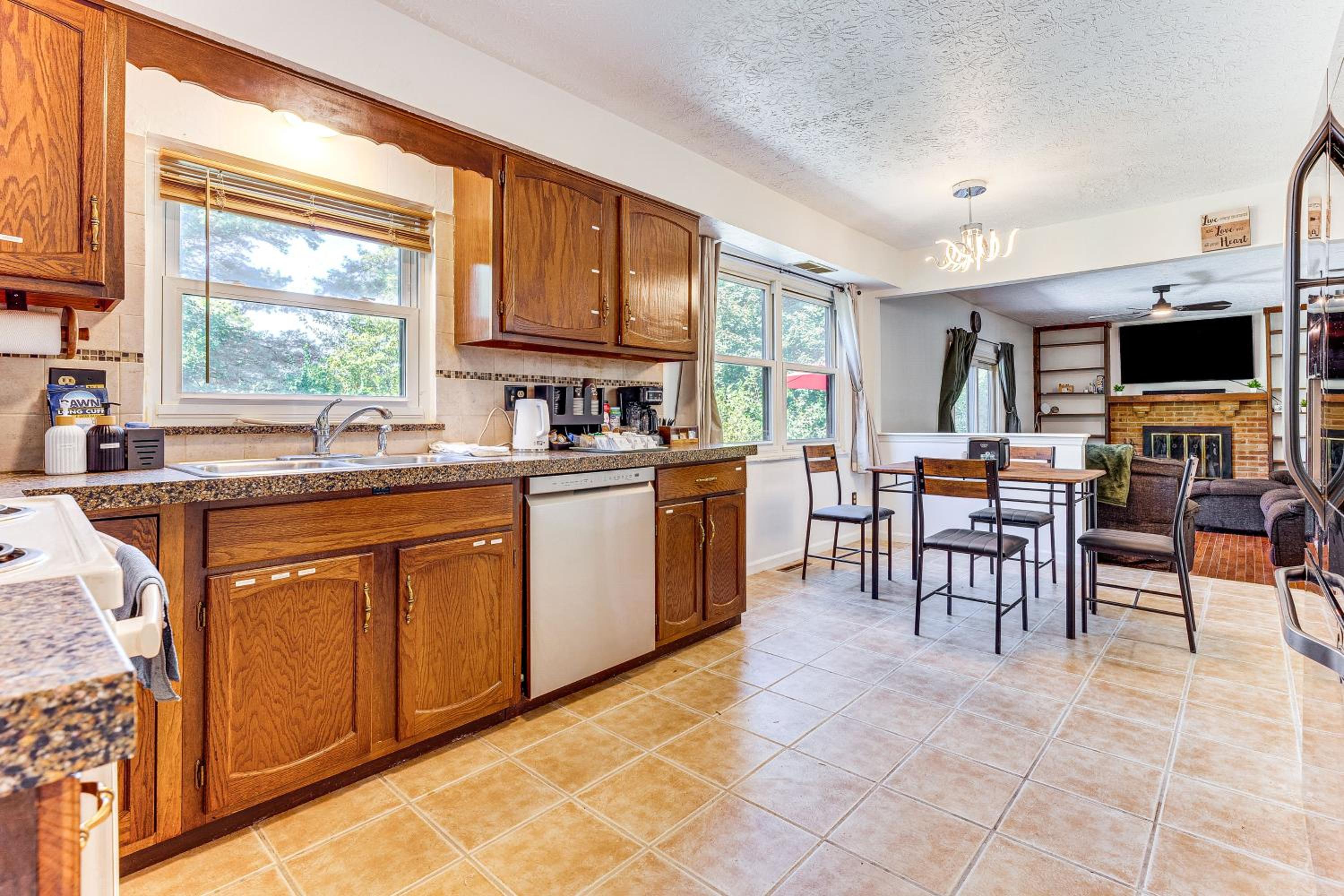 Shop, Golf and Explore Home 14 Mi to Columbus!