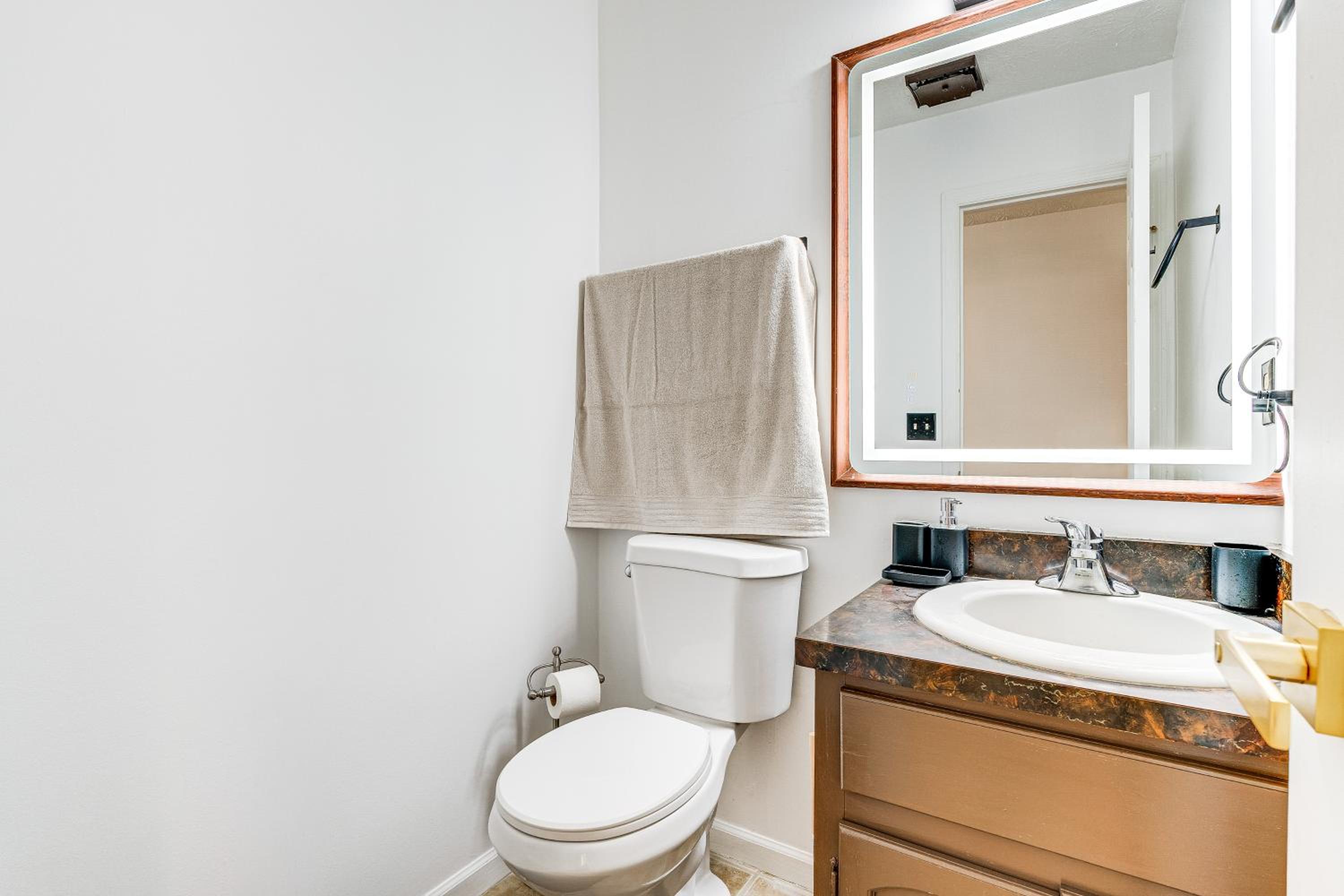 Shop, Golf and Explore Home 14 Mi to Columbus!