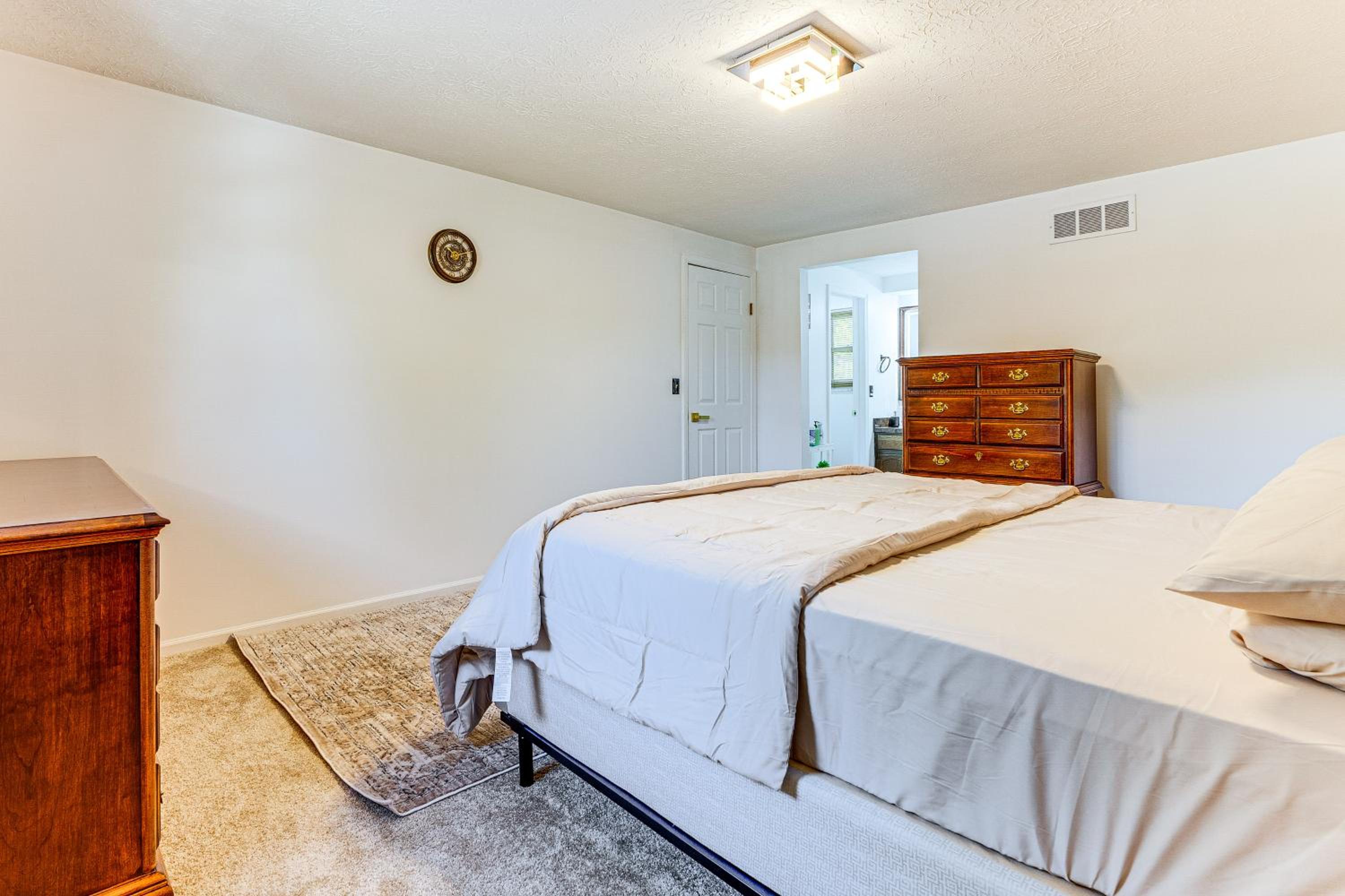 Shop, Golf and Explore Home 14 Mi to Columbus!