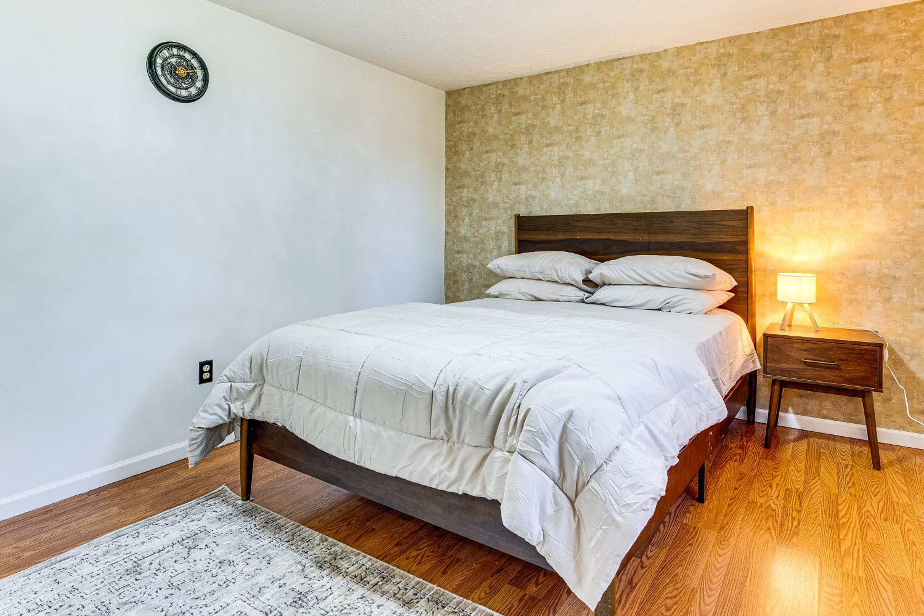 Shop, Golf and Explore Home 14 Mi to Columbus!