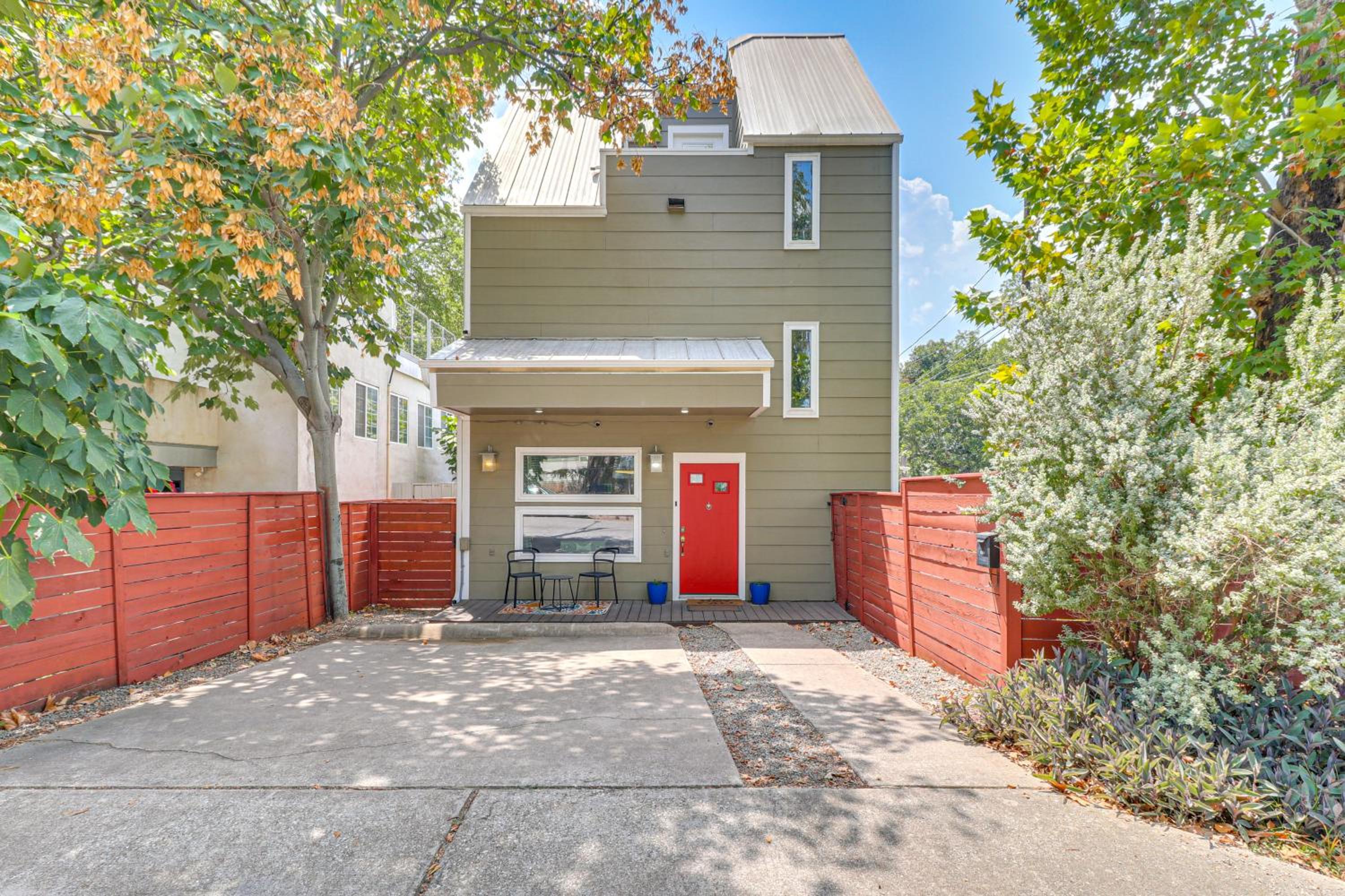 Cowboy Pool and Balcony Home 1 Mi to Dtwn Austin!