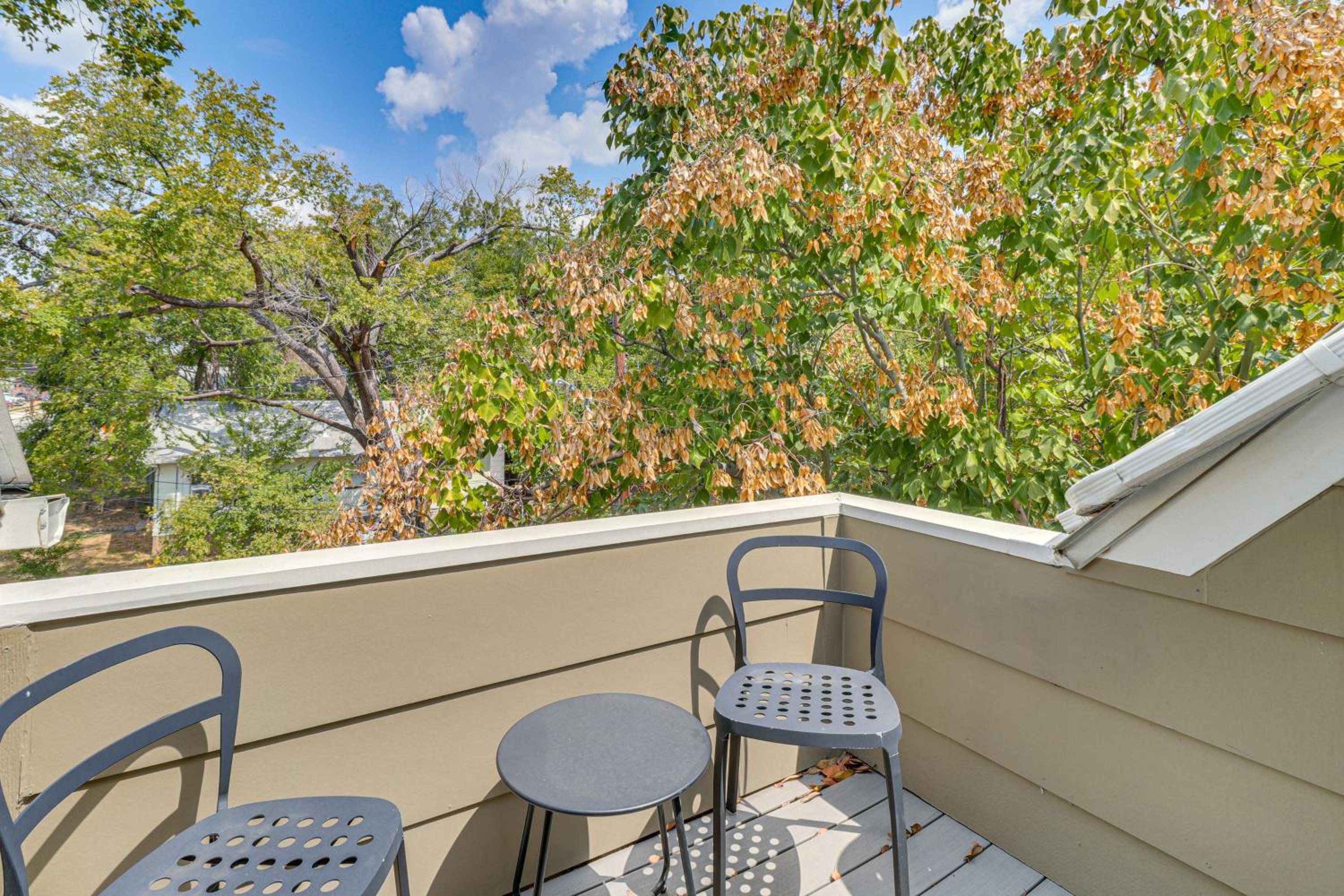 Cowboy Pool and Balcony Home 1 Mi to Dtwn Austin!