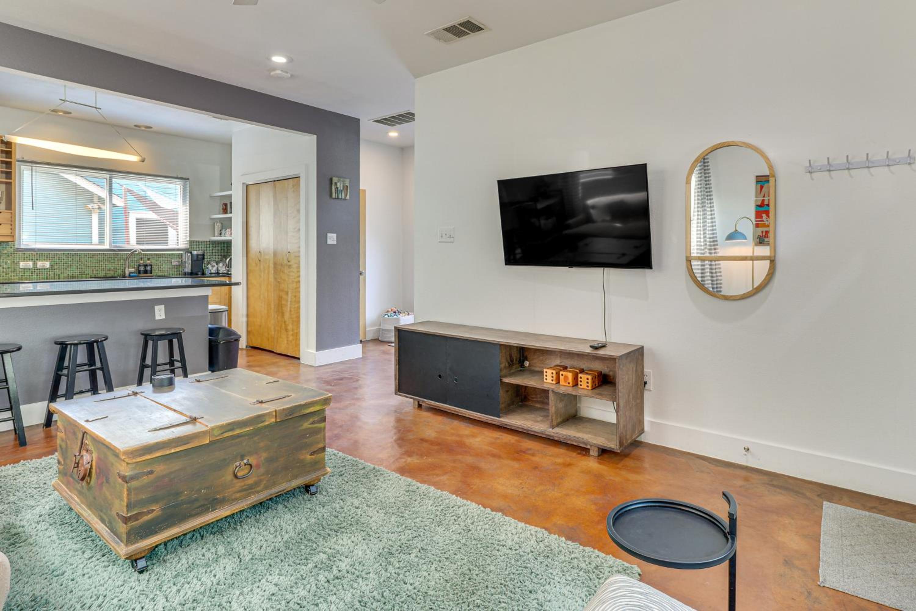 Cowboy Pool and Balcony Home 1 Mi to Dtwn Austin!
